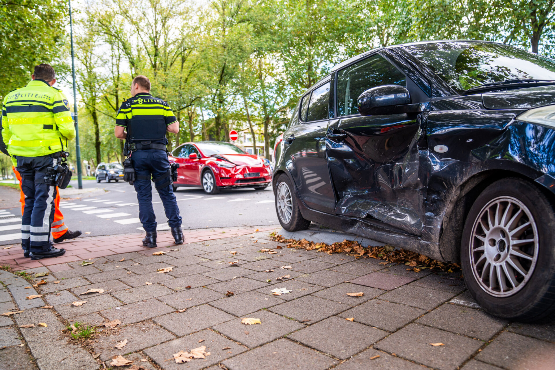 Tesla ramt andere auto in de flank na oversteken