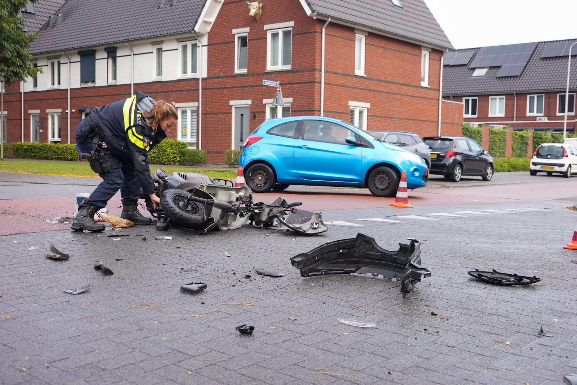 Scooterrijdster gewond na ongeval, scooter zwaar beschadigd