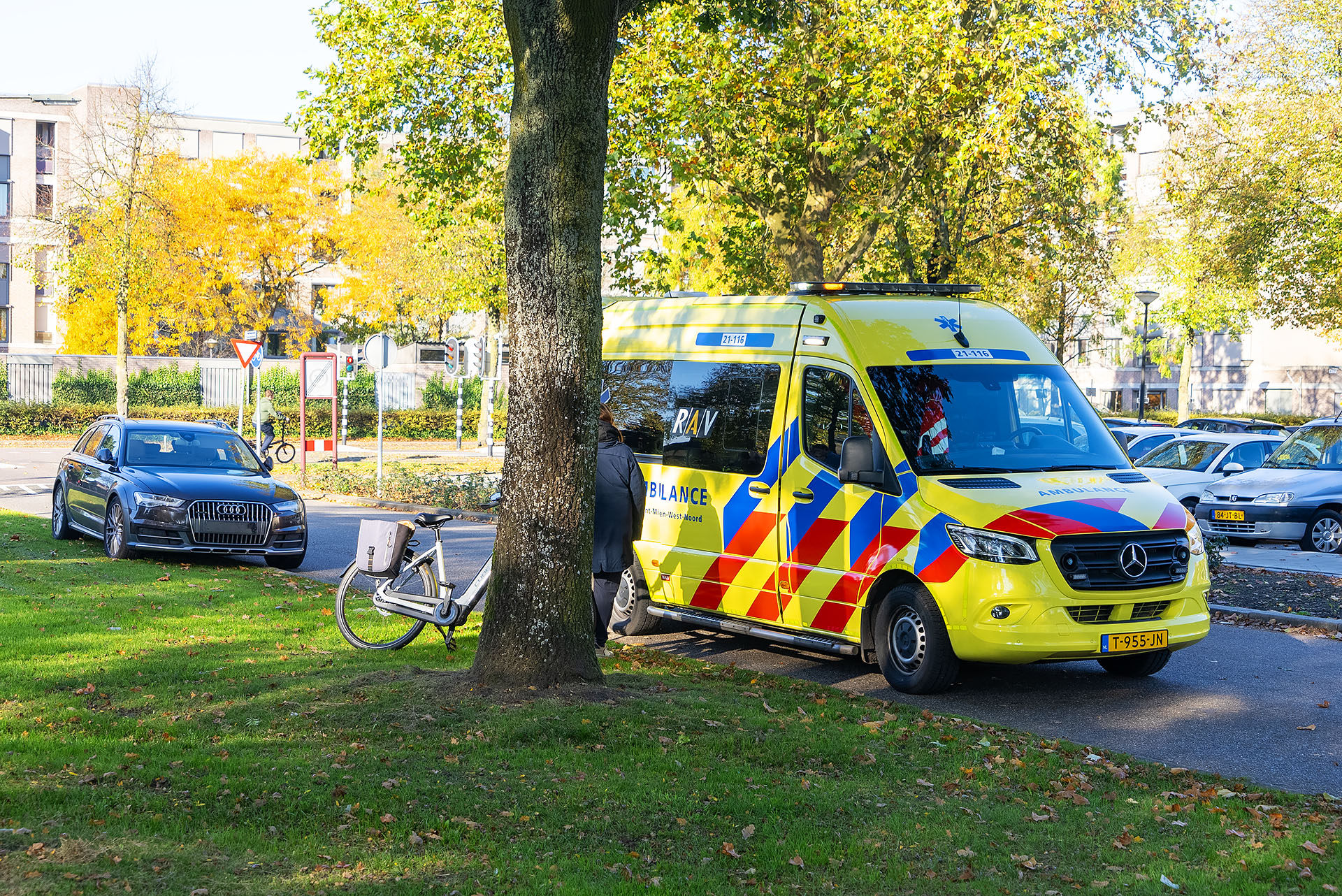 Fietser gewond na aanrijding, politie biedt troost aan geschrokken kind