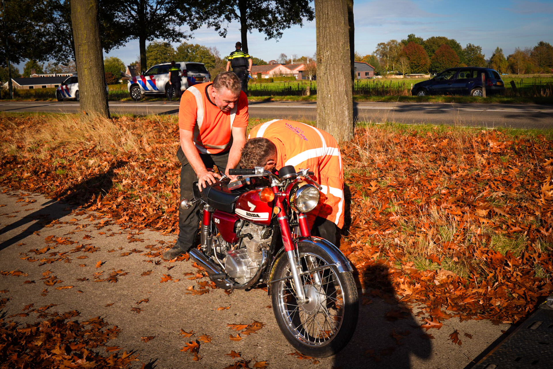 Oudere man gewond na klapband op oldtimer motor