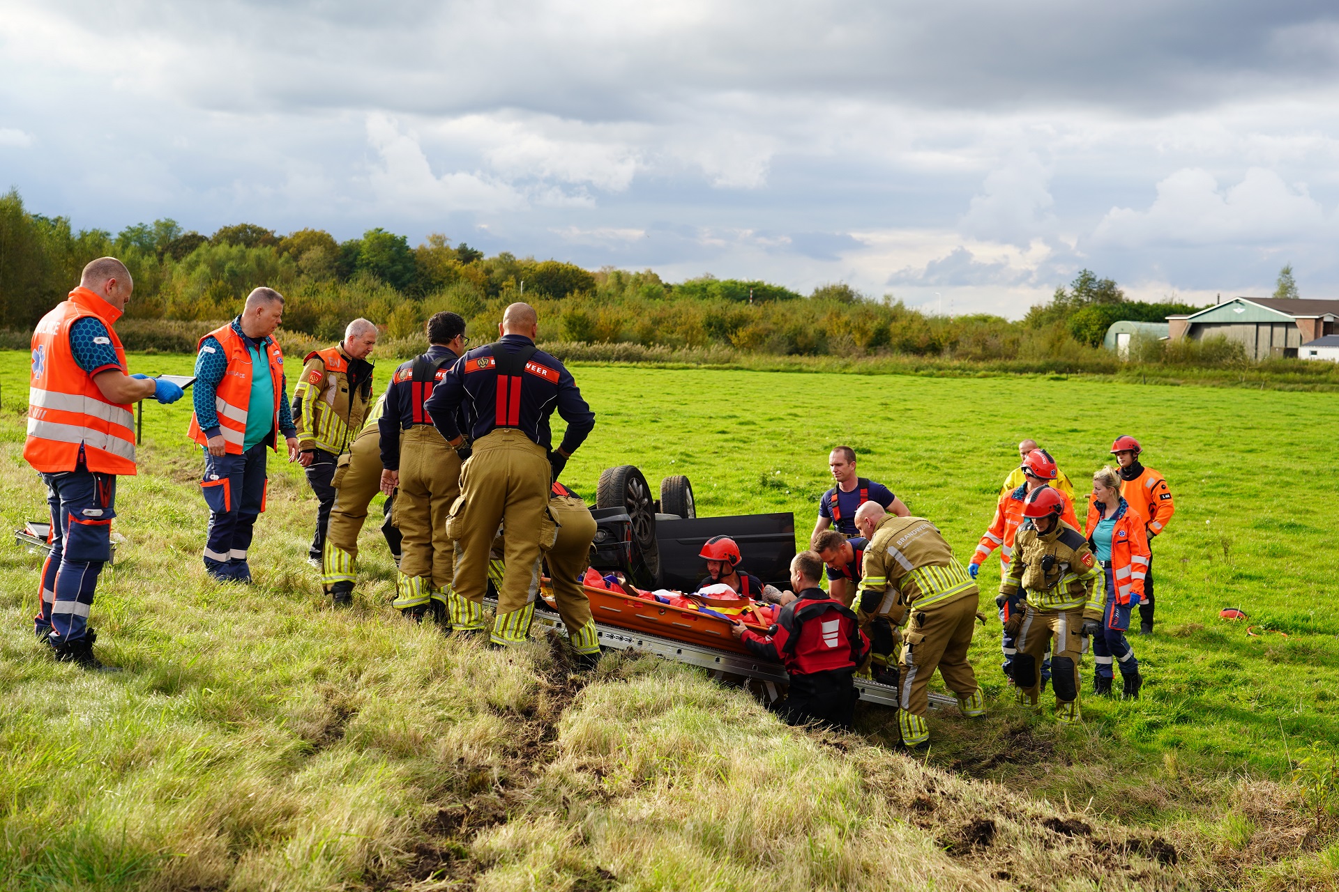 Auto belandt op z’n kop in sloot na eenzijdig ongeval