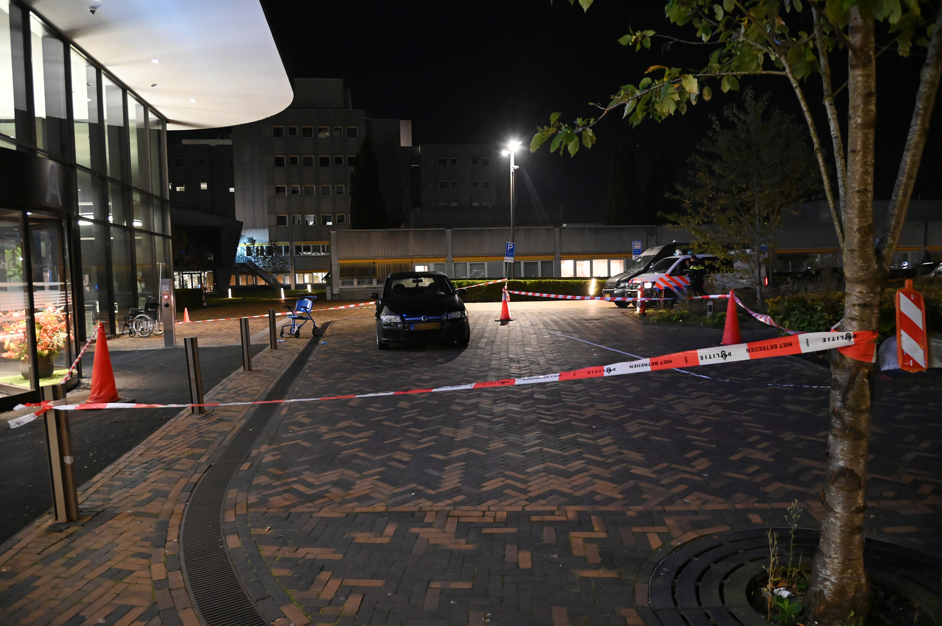 Drie mannen met steekwonden melden zich bij ziekenhuis en worden aangehouden