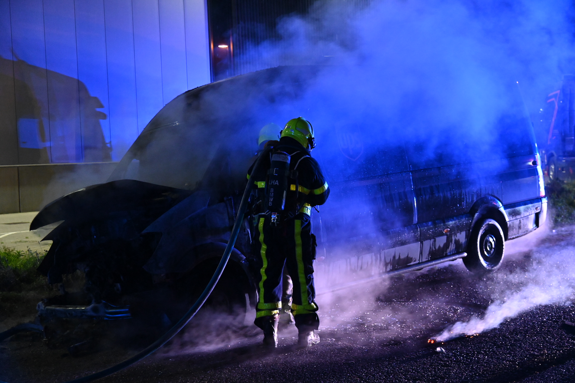 Politie onderzoekt brand bestelbus, verdachte gezien met jerrycan
