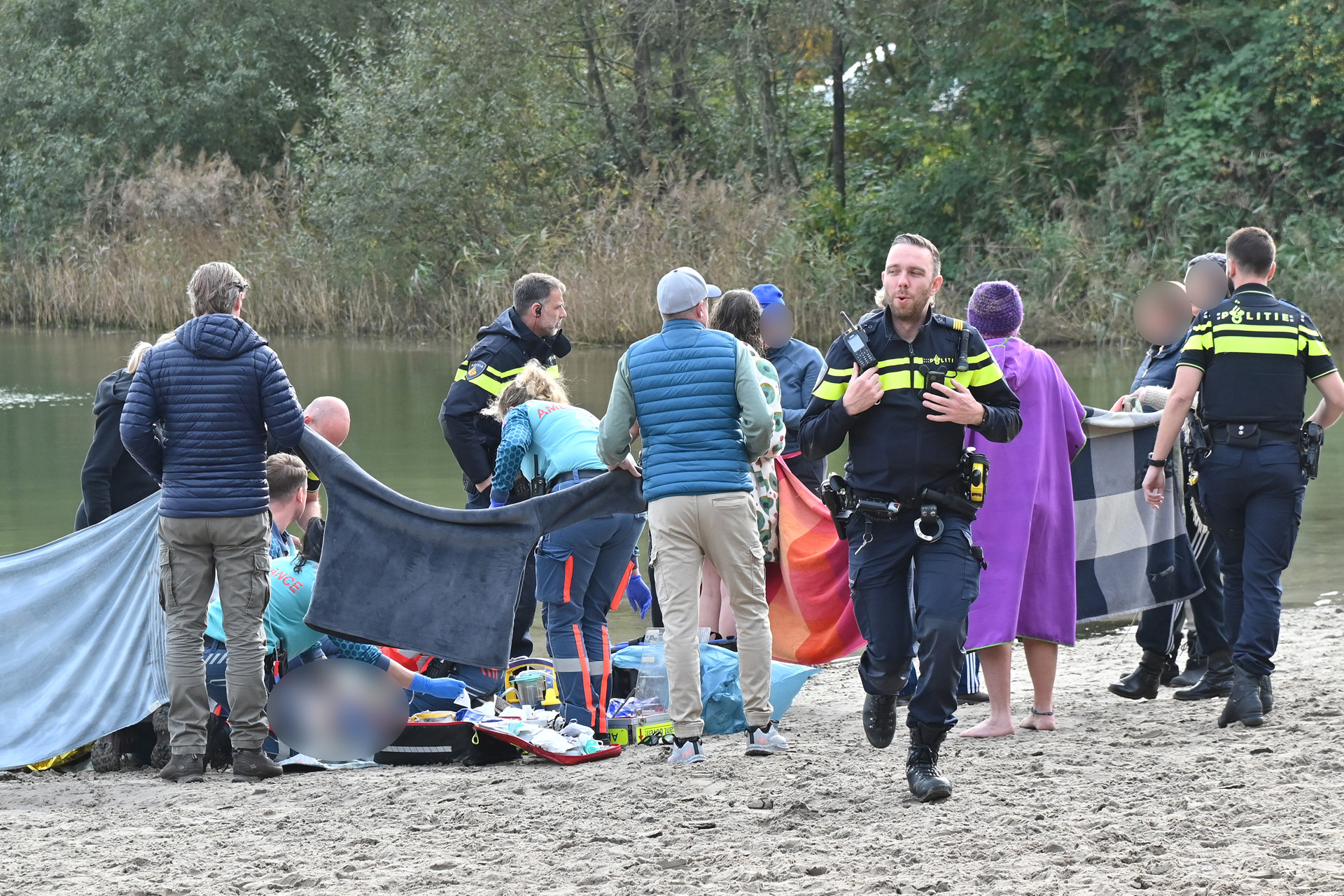 Man uit water gehaald en gereanimeerd op strand