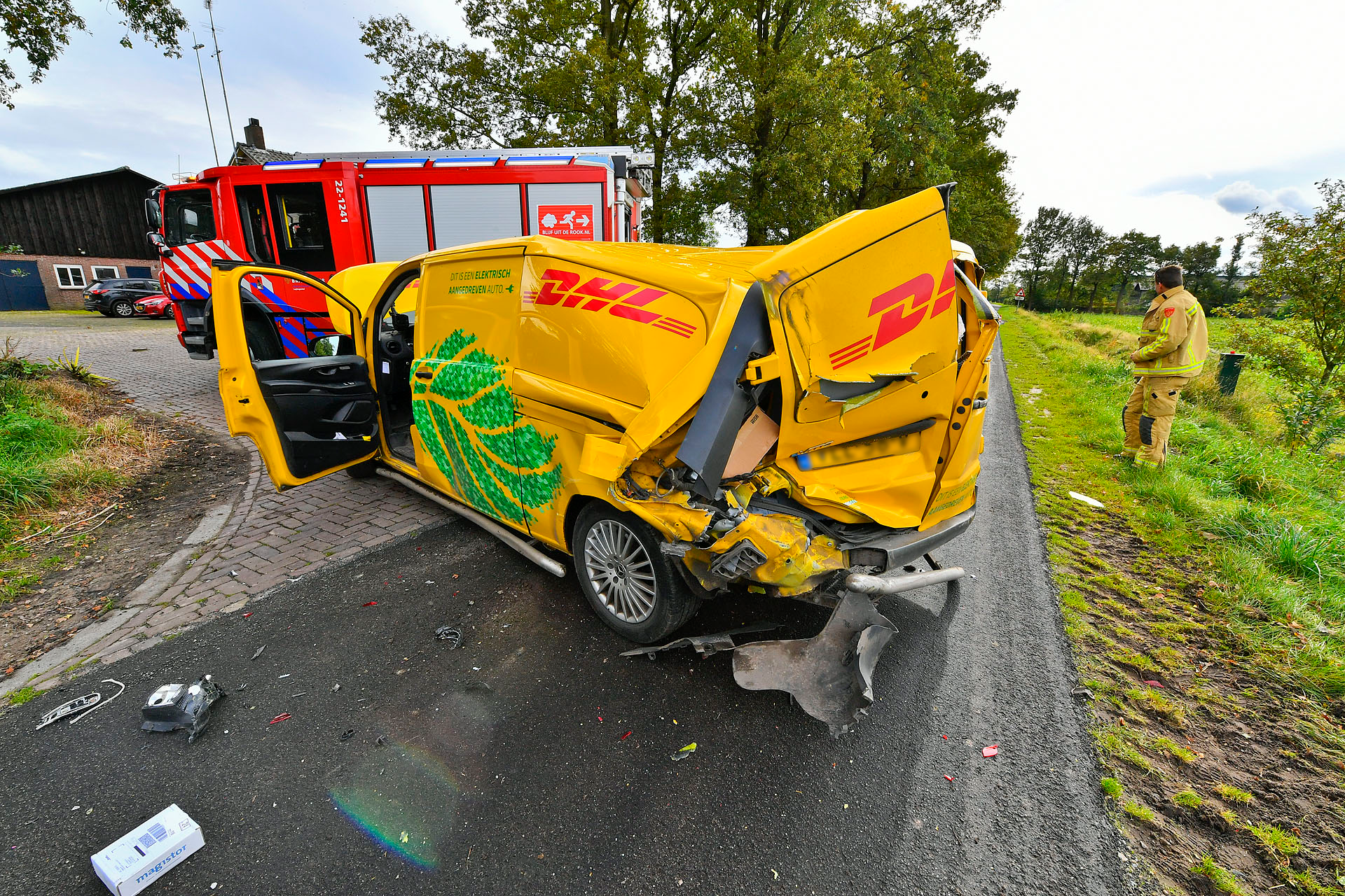 Tractor kantelt na botsing met pakketbezorger, bestuurder gewond