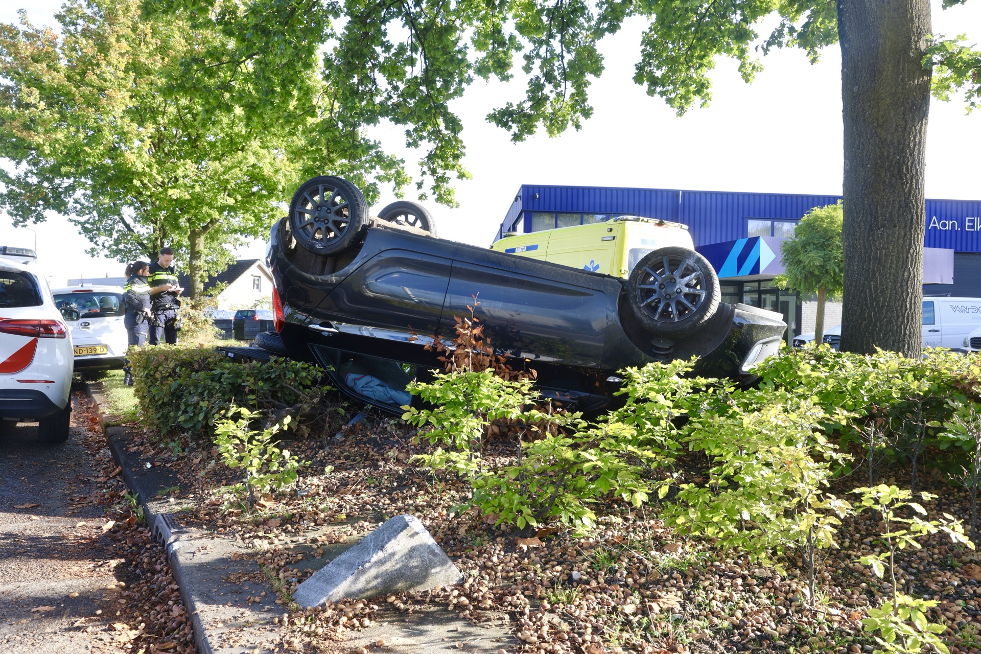 Auto op zijn kop na botsing in Boxtel