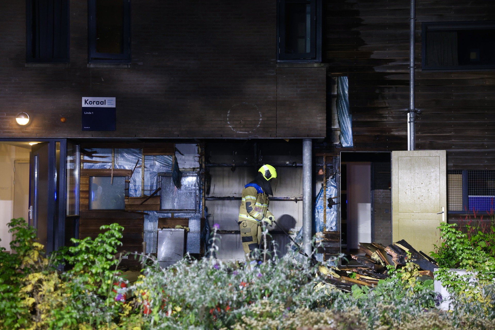 Flinke schade aan woongebouw door brand in gevel