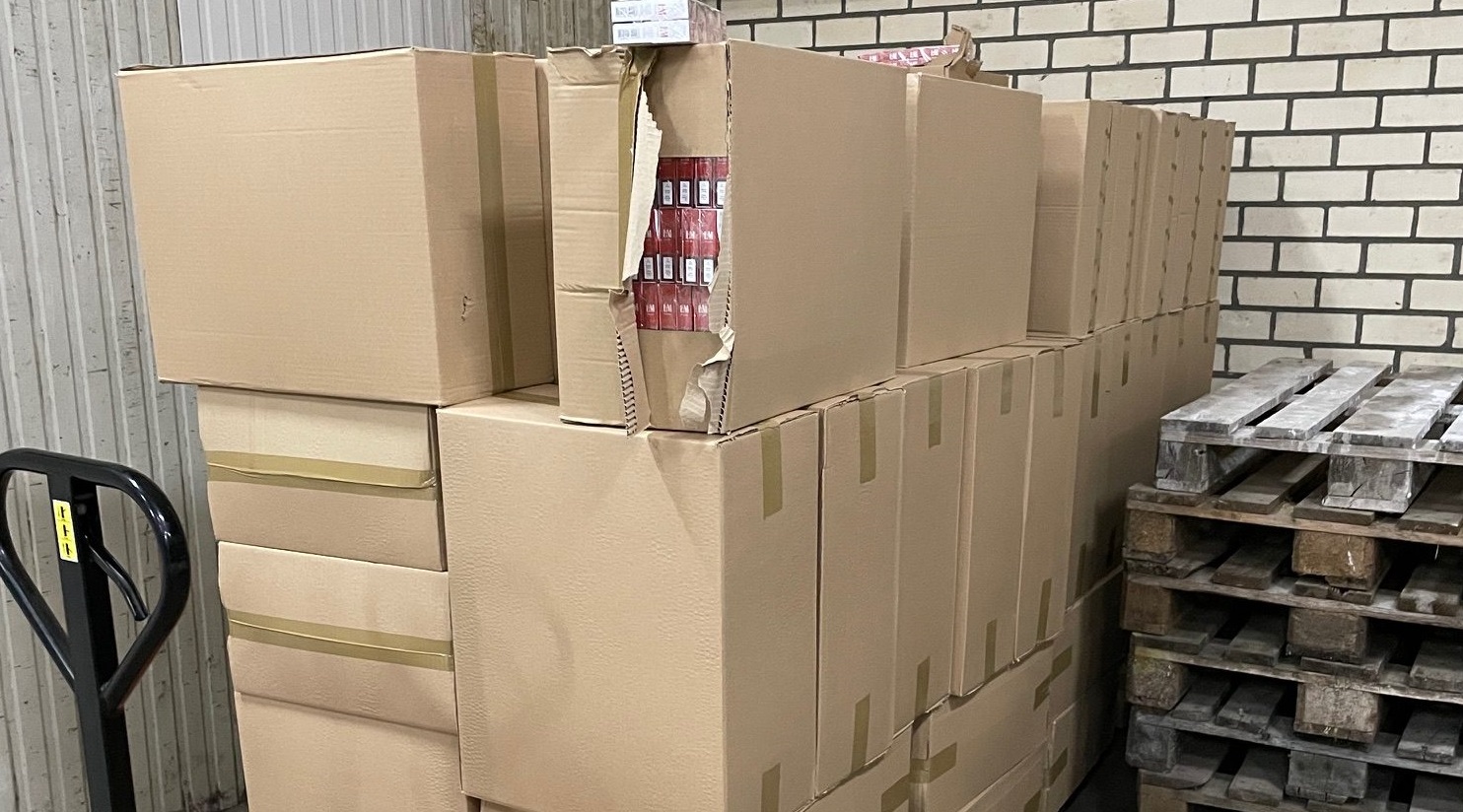 Miljoen illegale sigaretten, geld en erectiepillen in beslag genomen