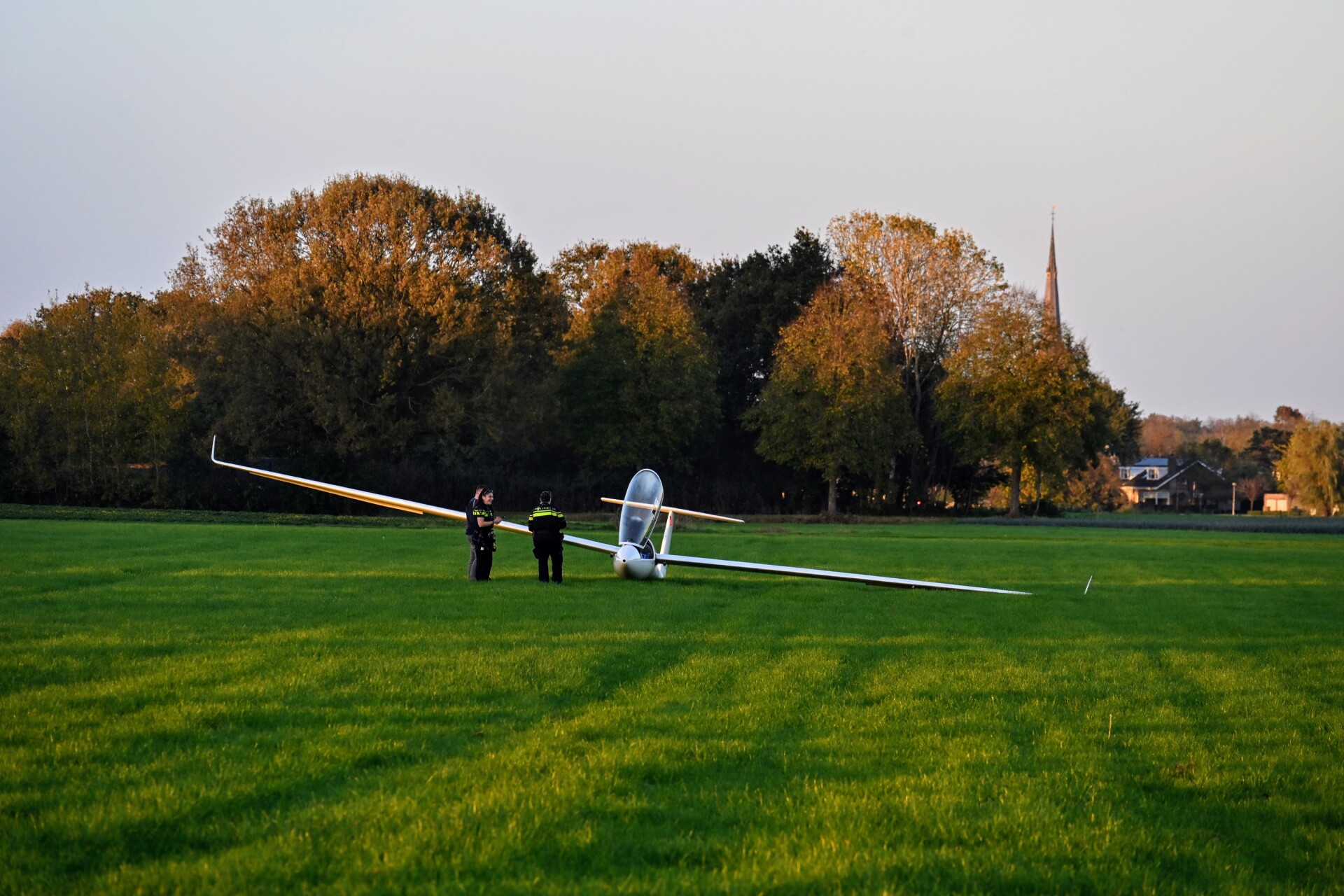 Pleziervliegtuig maakt noodlanding in weiland