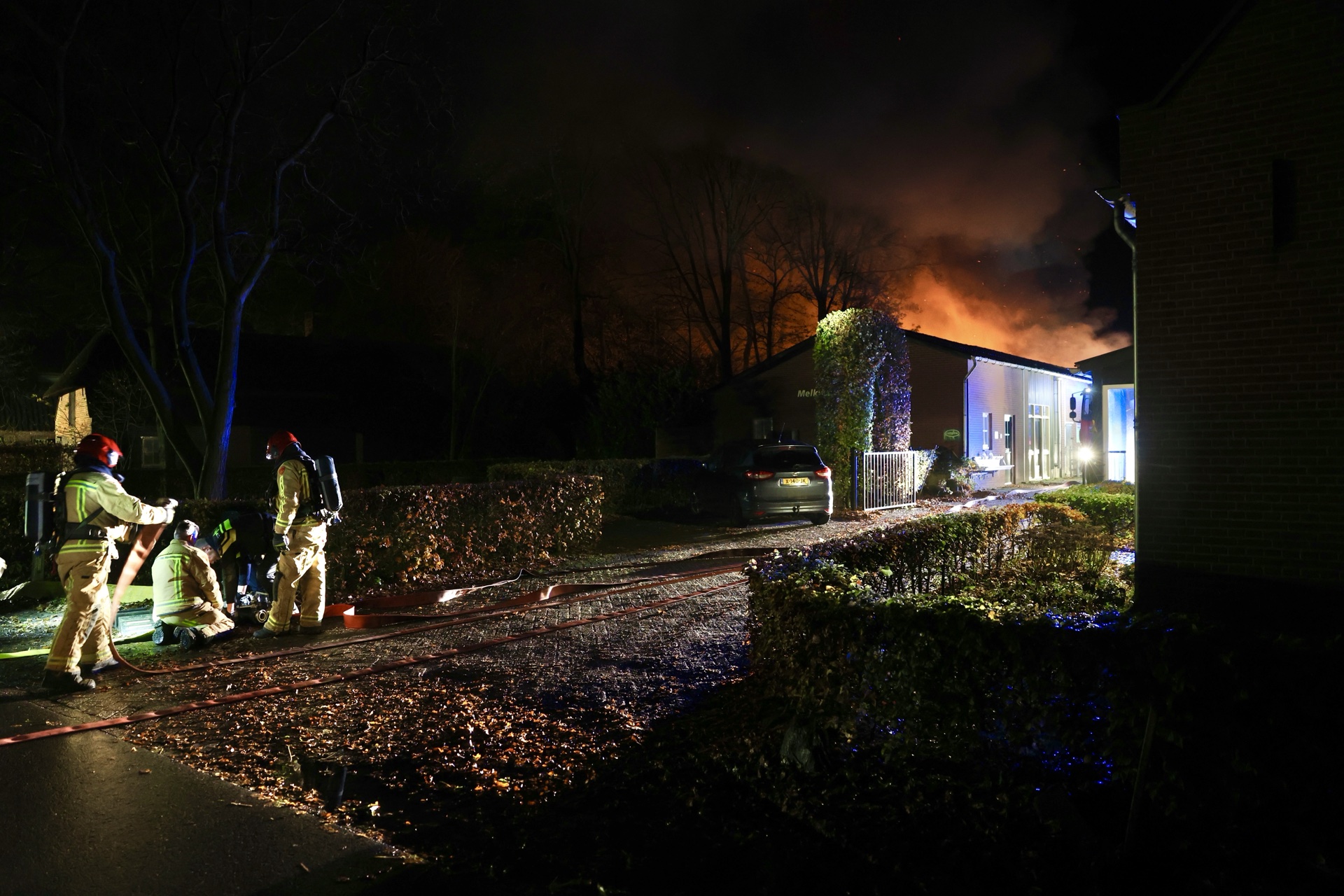 Stal bij boerderij brandt volledig uit