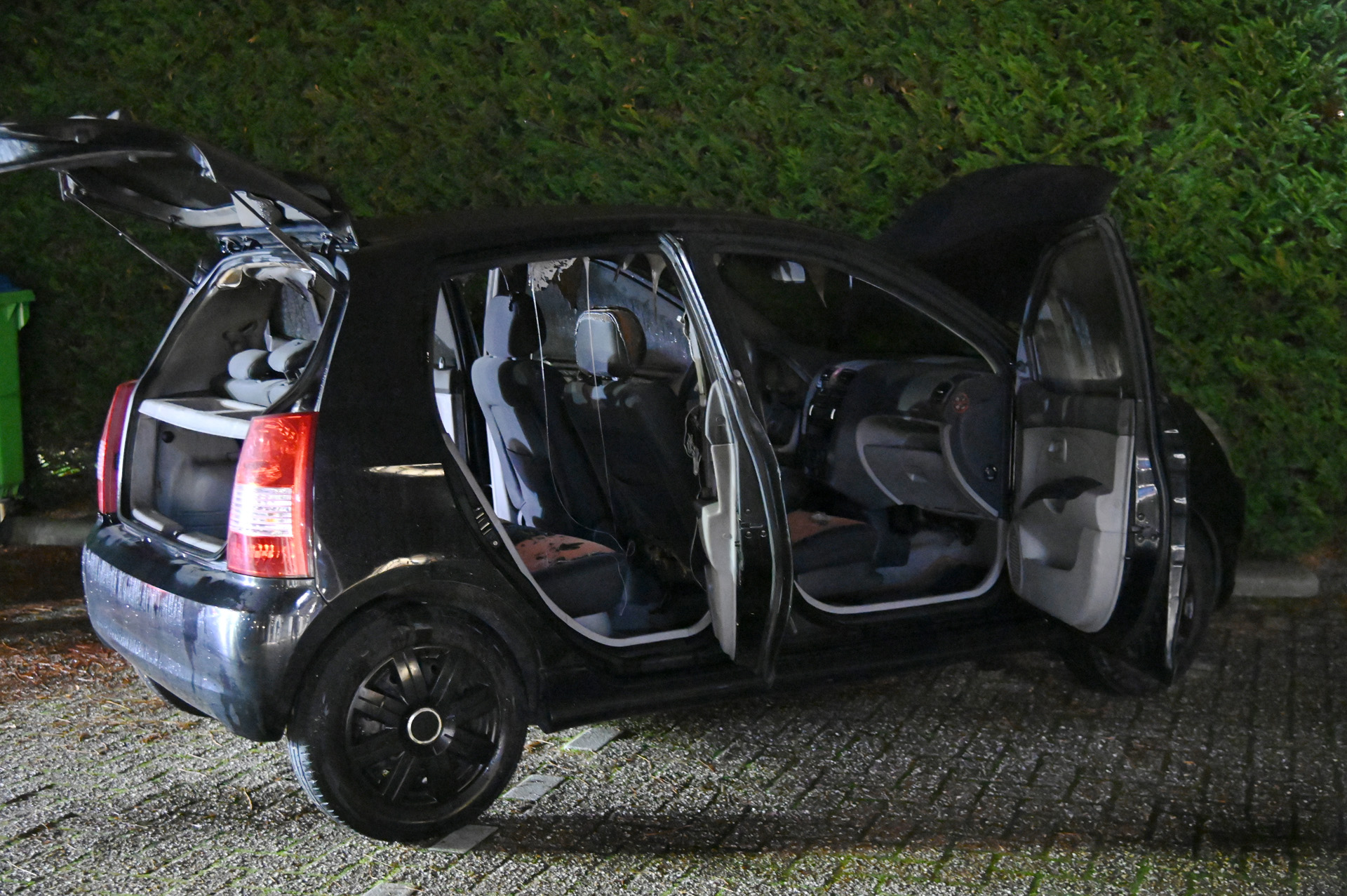 Gestolen auto vliegt in brand bij apotheek