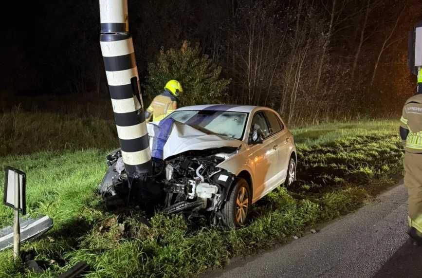 Dronken automobilist ramt verkeerslicht op knooppunt Hooipolder