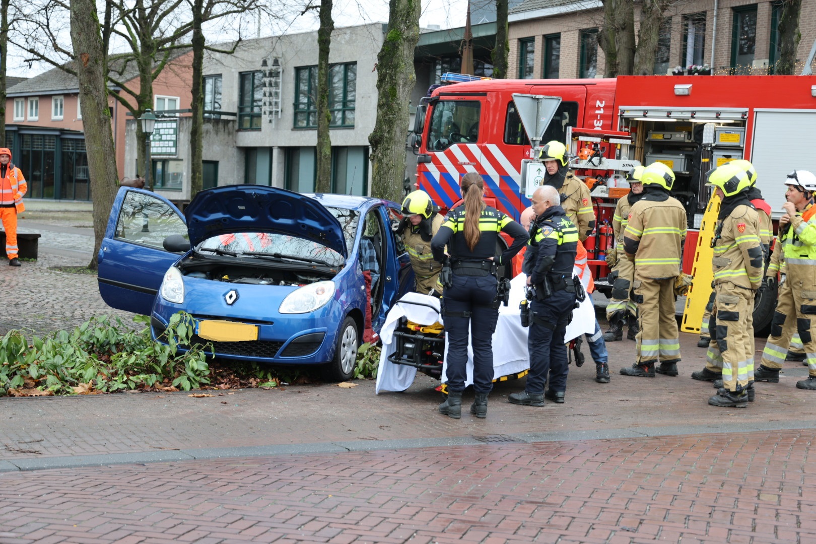 Automobilist bekneld na ongeval