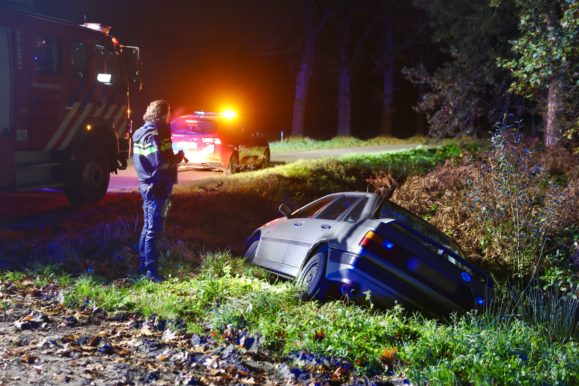 Auto belandt in sloot in buitengebied