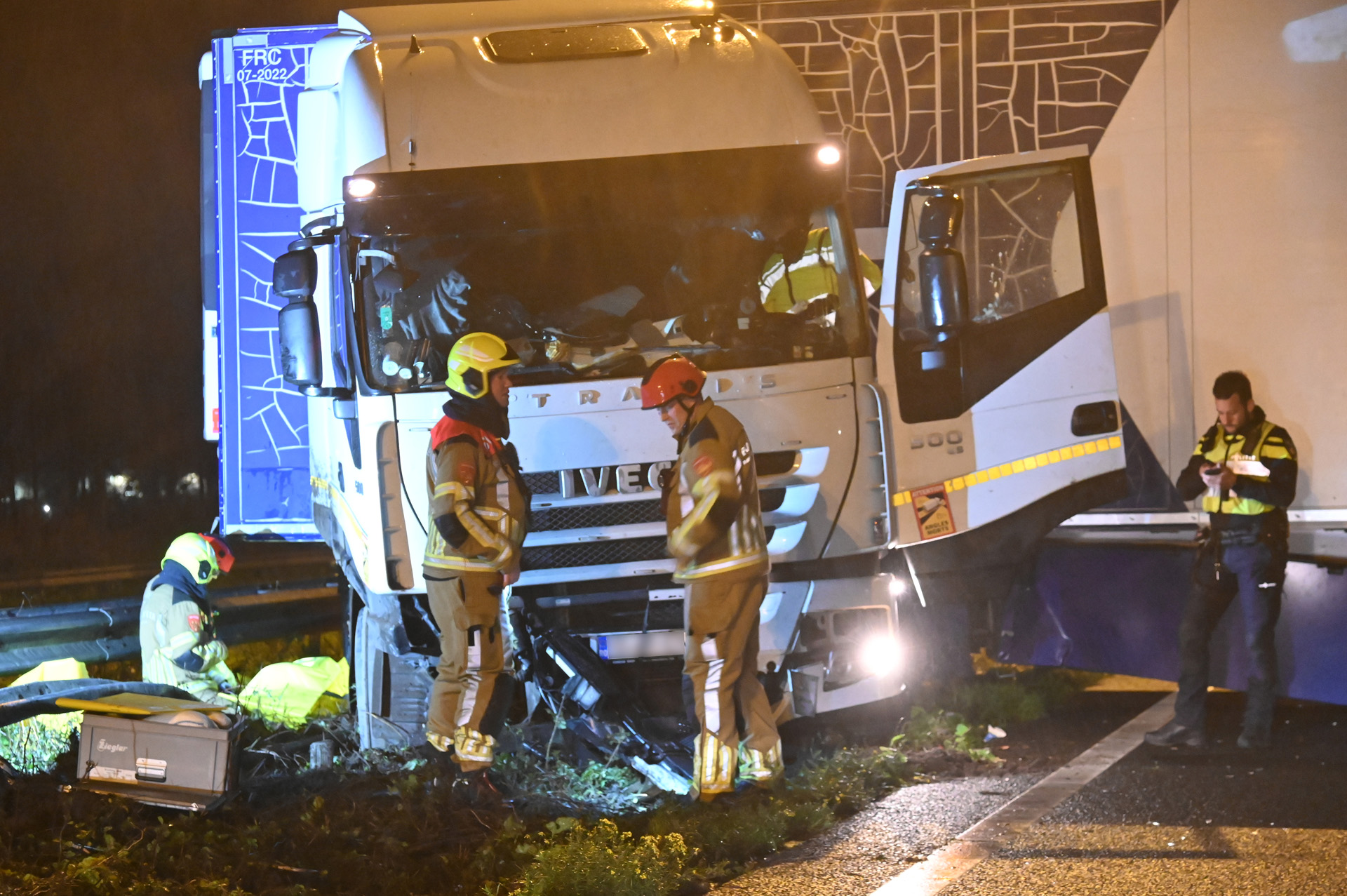 Vrachtwagen schaart en schiet door vangrail, snelweg dicht