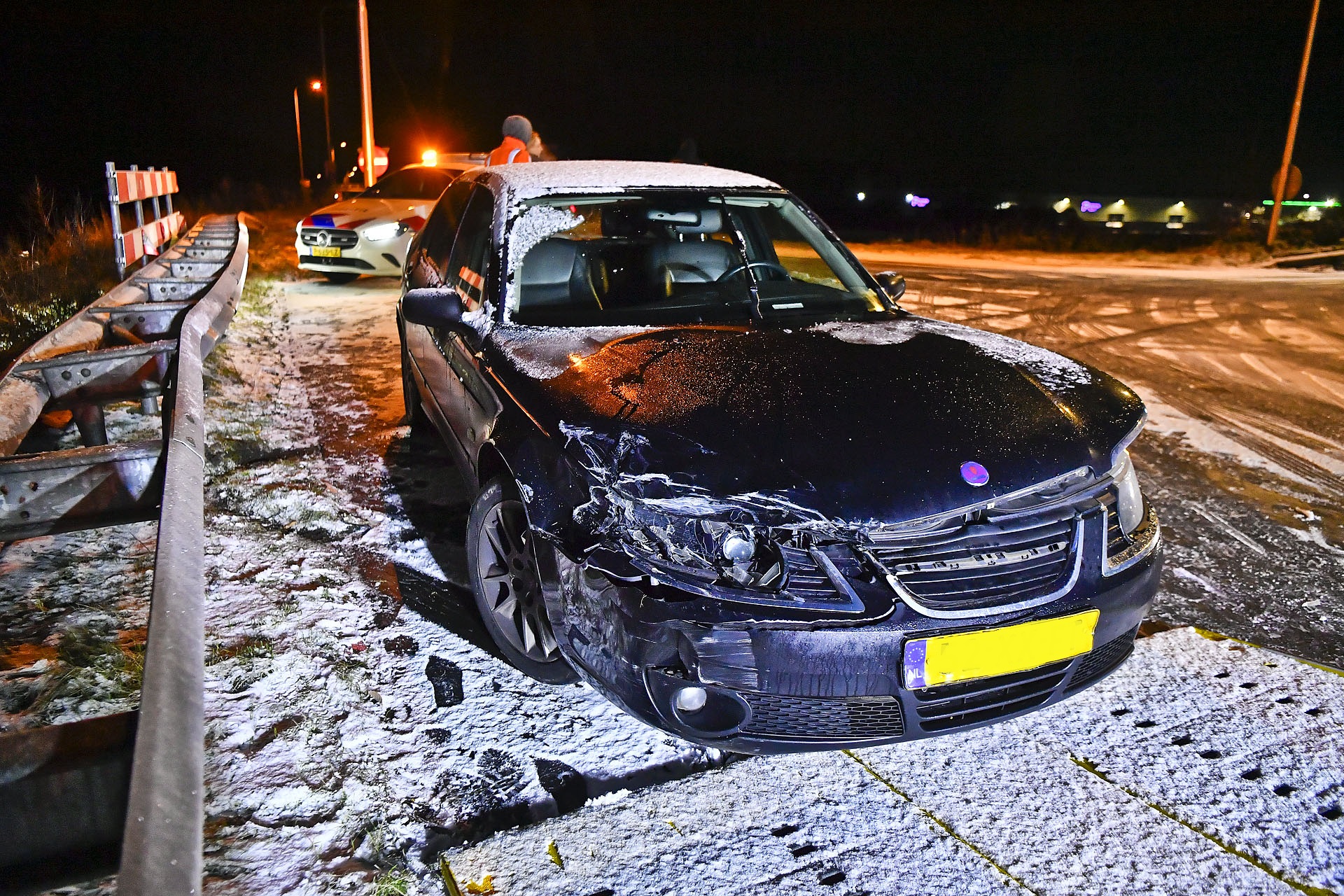 Auto ramt vangrail door gladheid