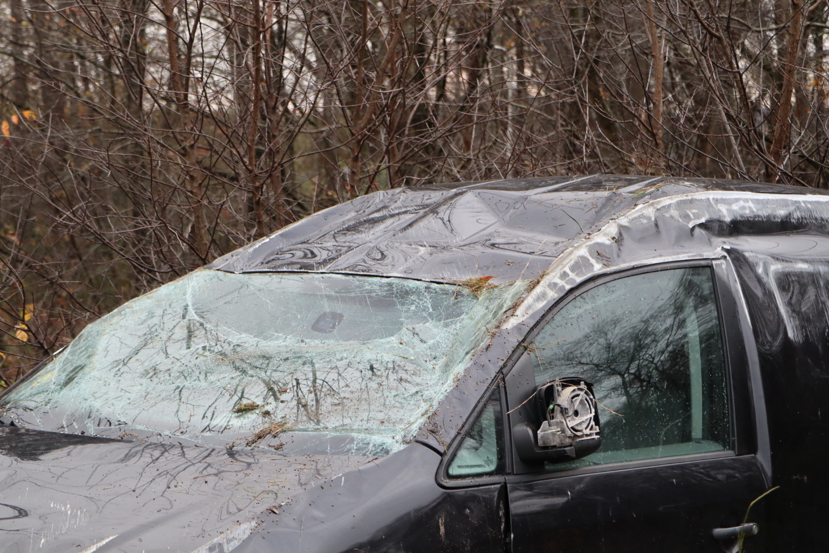 Bestelbus slaat over de kop, bestuurder aangehouden