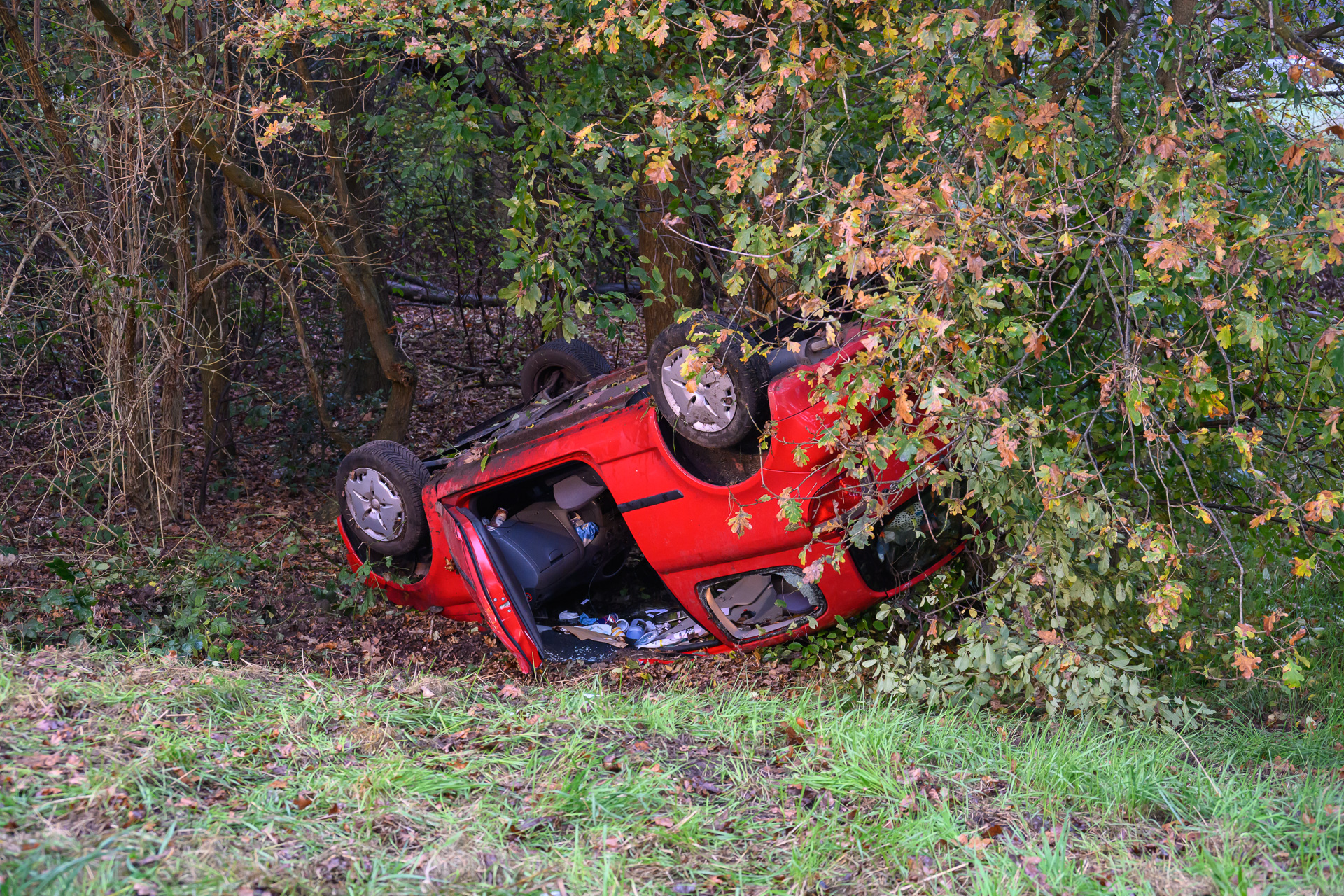 Auto op zijn kop in greppel, bestuurder gewond naar het ziekenhuis