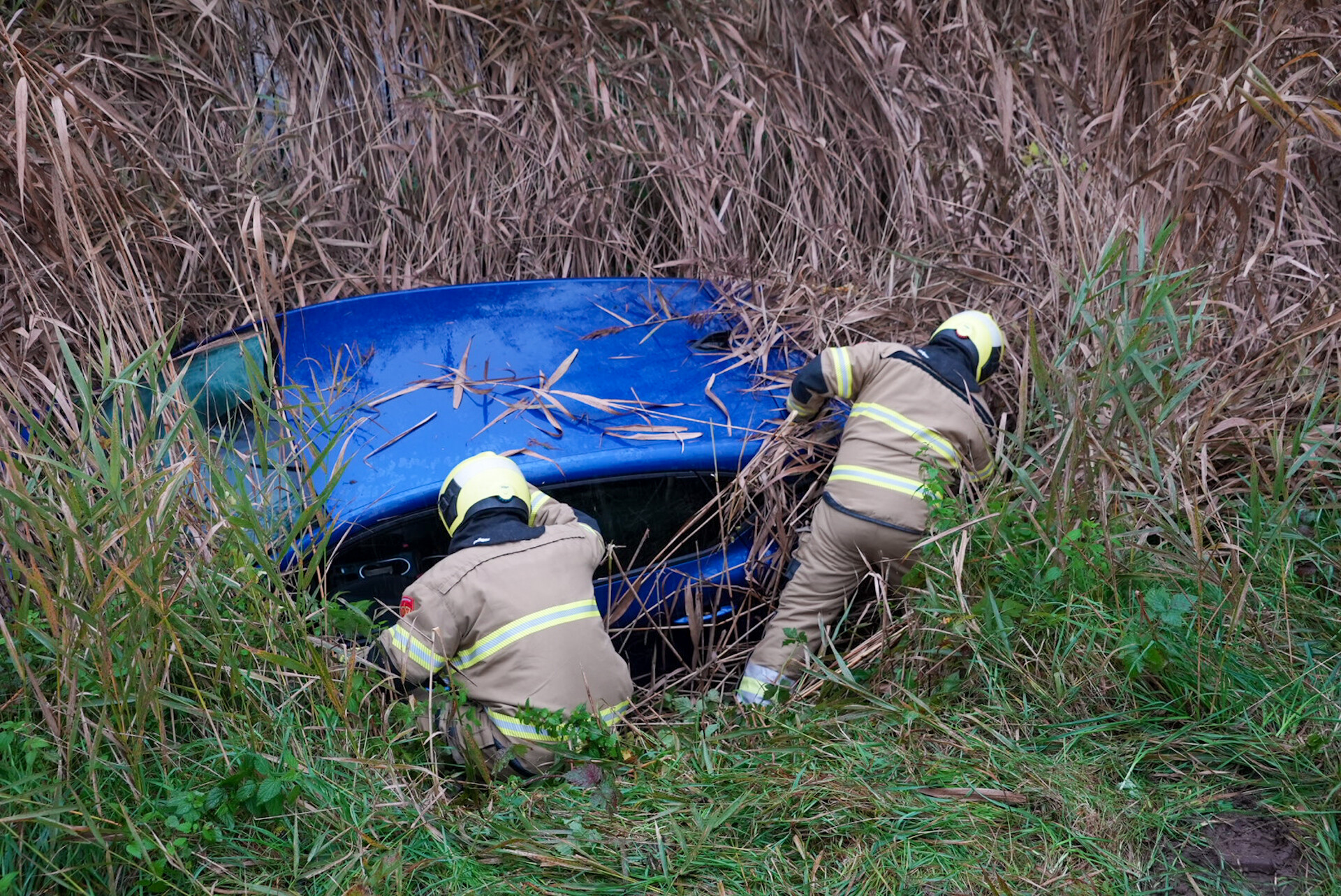 Auto belandt in sloot, bestuurder door agenten uit auto gehaald