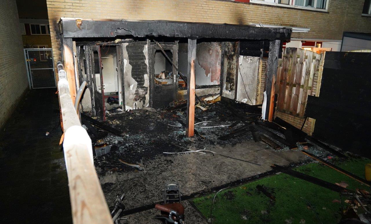Huis verwoest door brand, politie houdt rekening met brandstichting