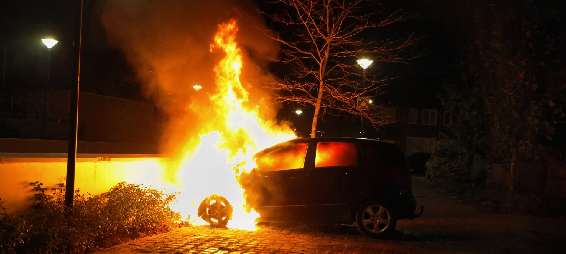 Auto volledig uitgebrand, politie onderzoekt oorzaak