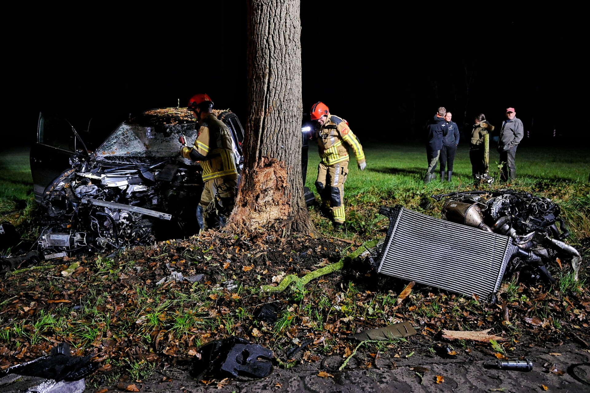 Twee gewonden bij ernstig ongeval, motorblok uit auto geslingerd
