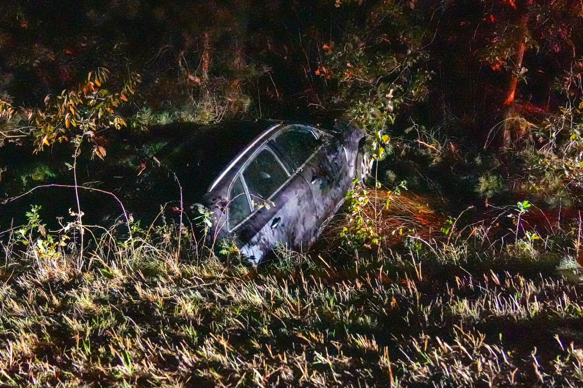 Auto belandt in de sloot na aanrijding