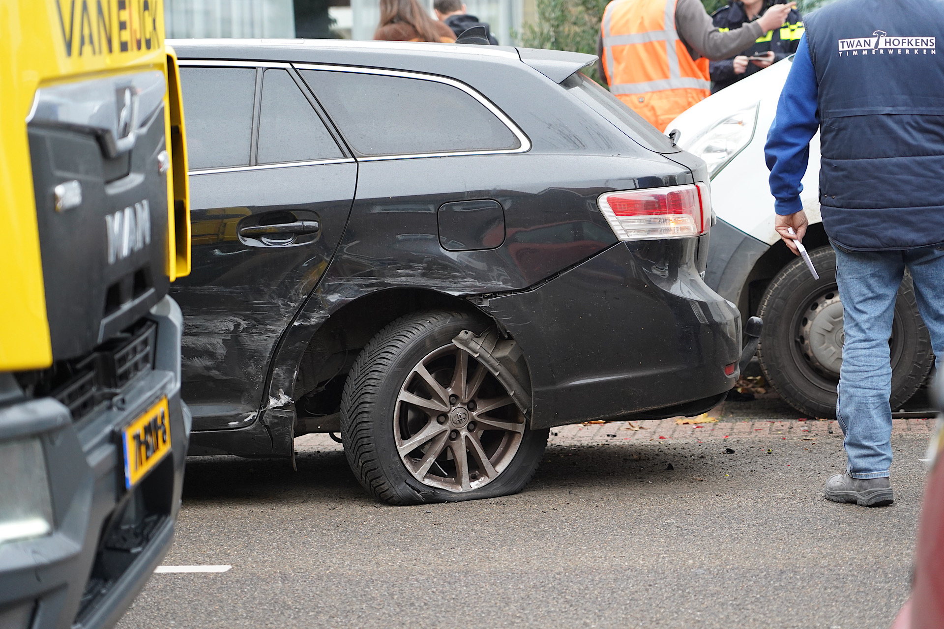 Vrouw gewond na botsing tussen twee auto’s, ook bestelbus beschadigd