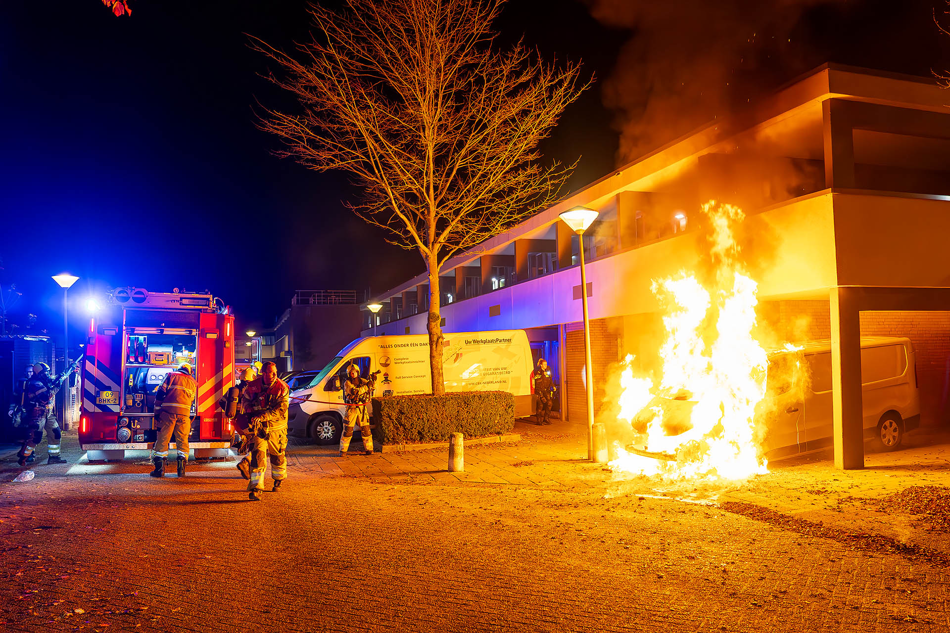 Felle brand verwoest bestelbus onder flat, appartementen ontruimd