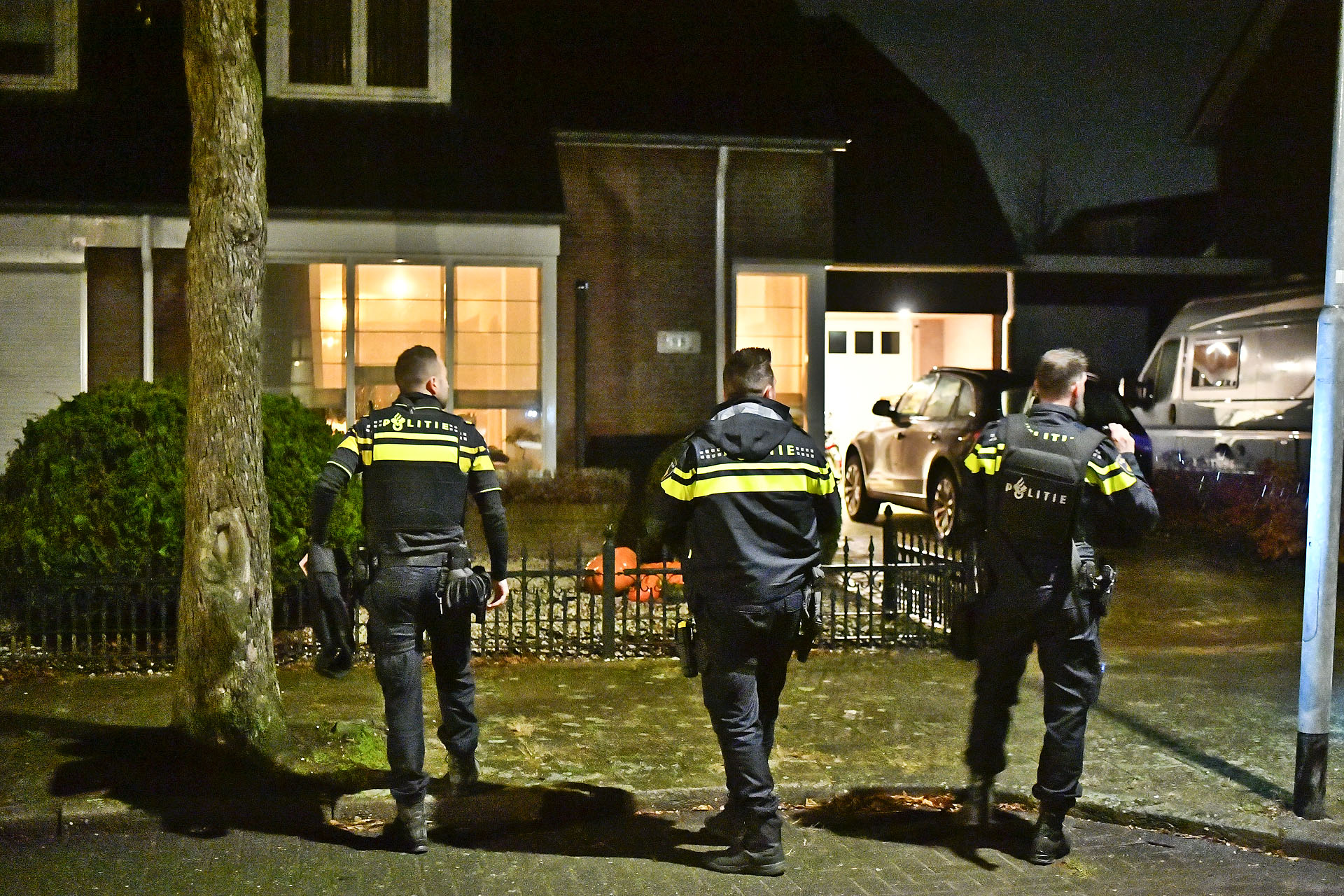 Gewapende overvallers met bivakmutsen wekken slapende man