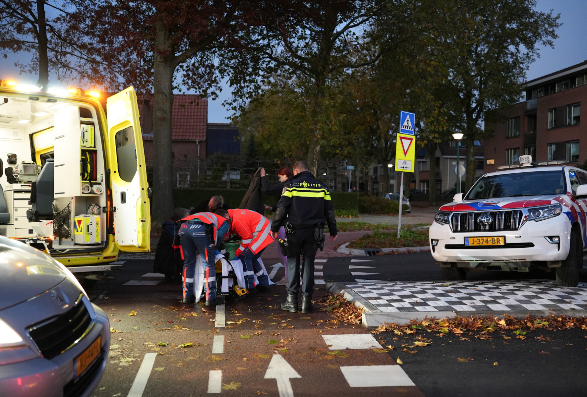Fietser gewond na aanrijding op rotonde