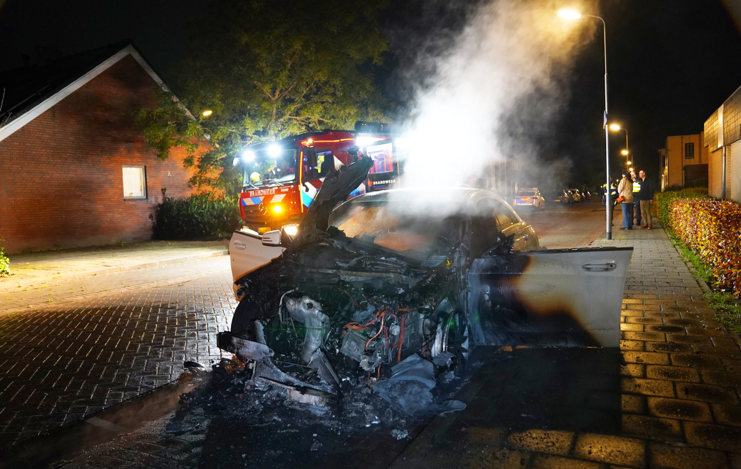 Auto in vlammen op, mogelijke link met dakdekkersoorlog