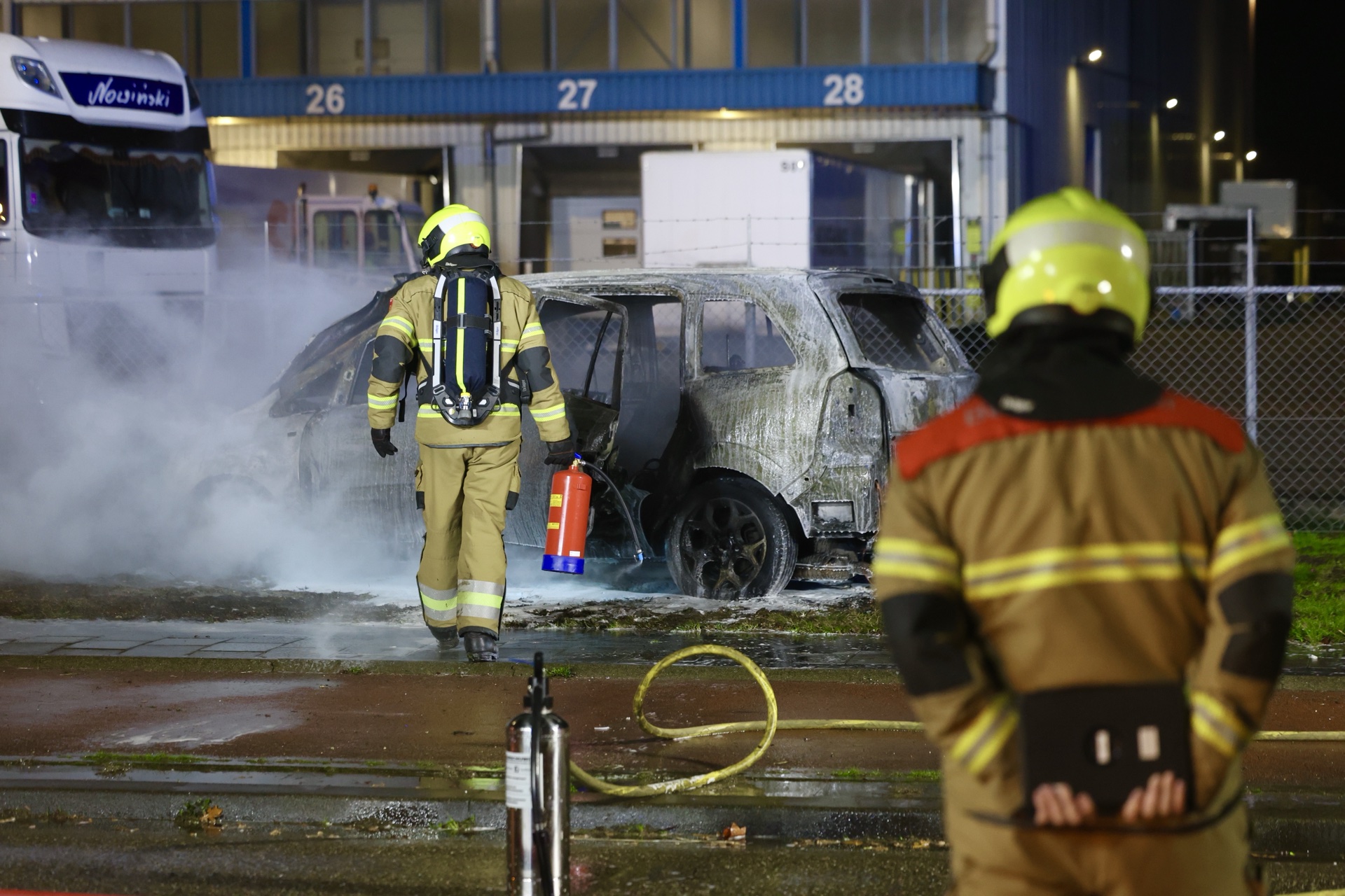 Auto door brand verwoest, straat tijdelijk afgesloten