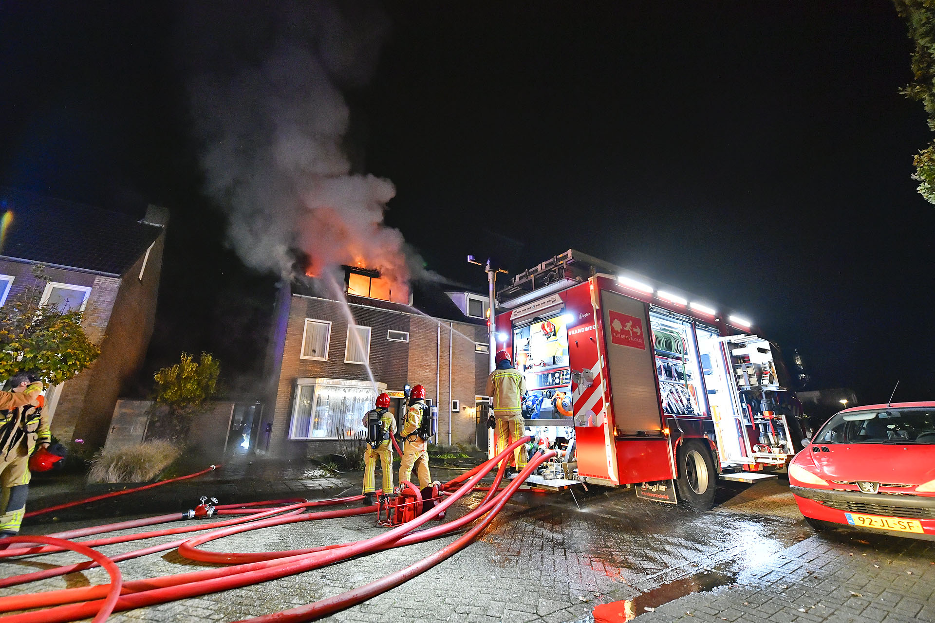 Brand verwoest zolderverdieping, bewoners gewekt door buurman die hond uitlaat
