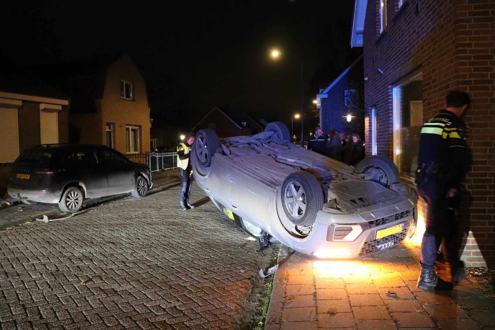 Vrouw slaat met auto over de kop en raakt gewond