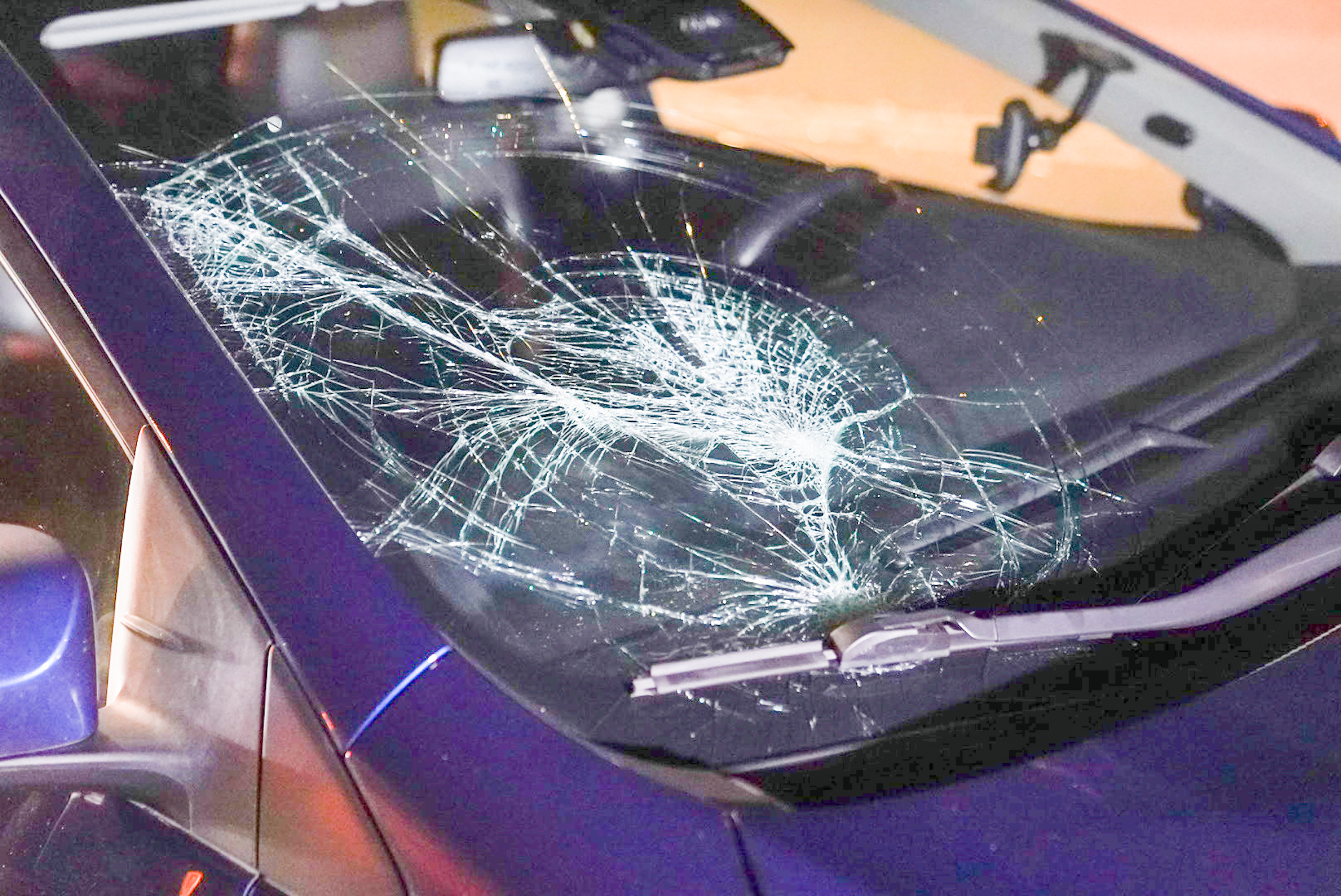 Fietser belandt op voorruit van auto na aanrijding