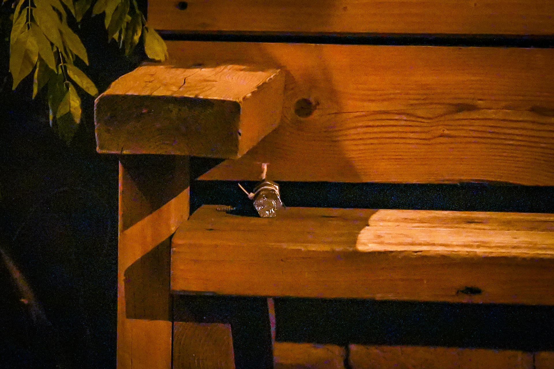 Mogelijk explosief aangetroffen op bankje, politie doet onderzoek