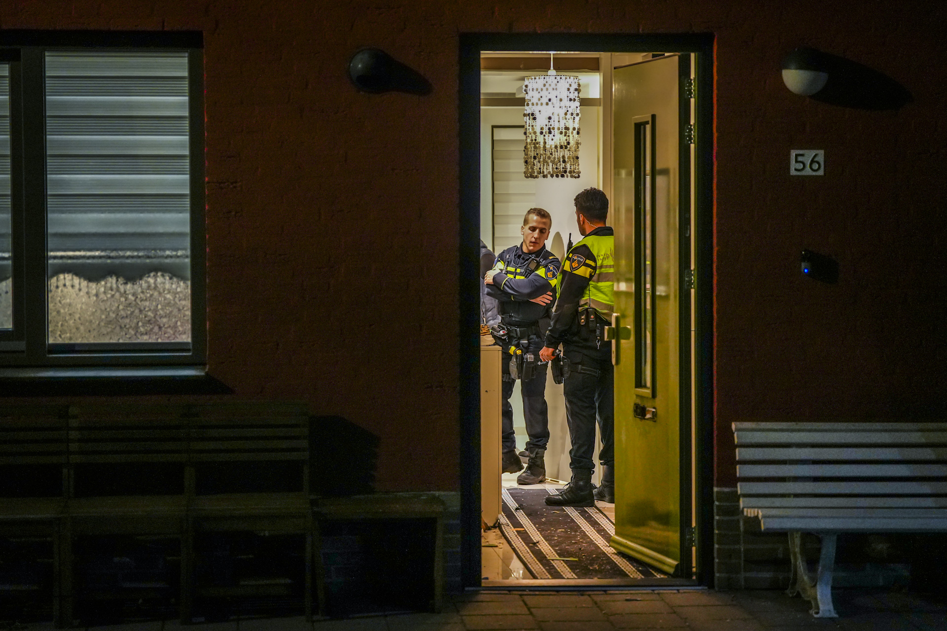 Voordeur vernield door explosief