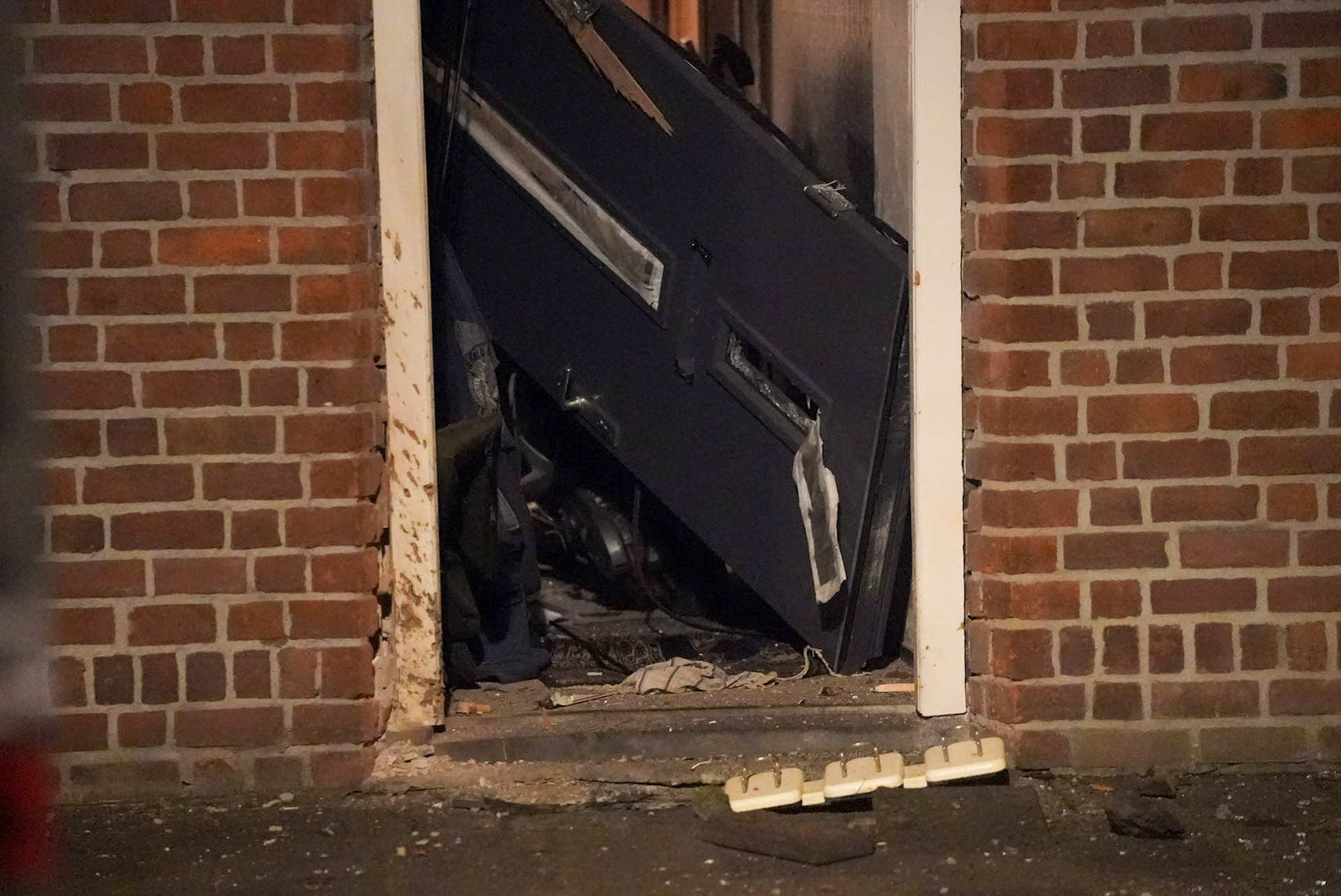 Explosie bij woonhuis, veel schade aan voorgevel