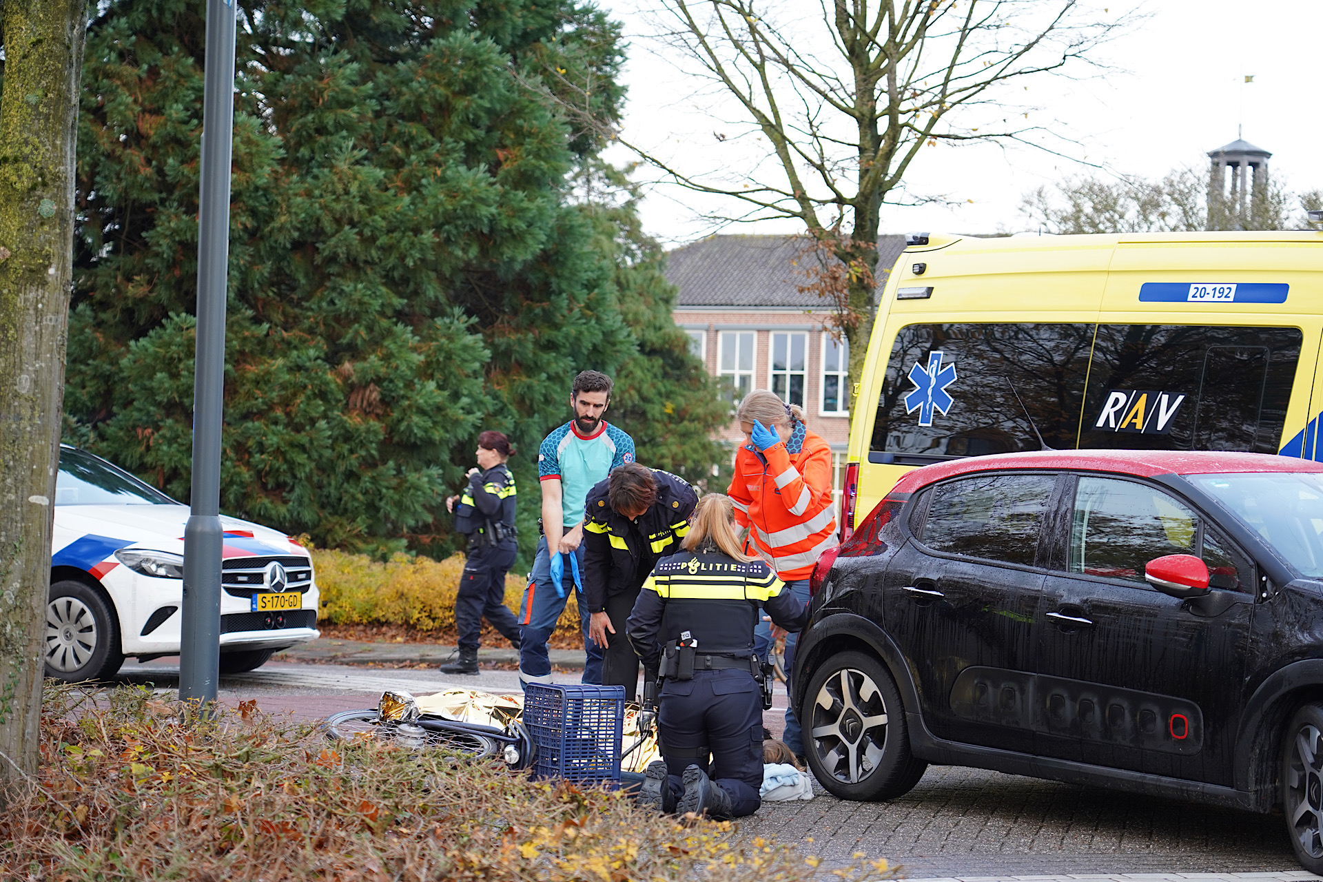 Meisje op fiets aangereden door auto