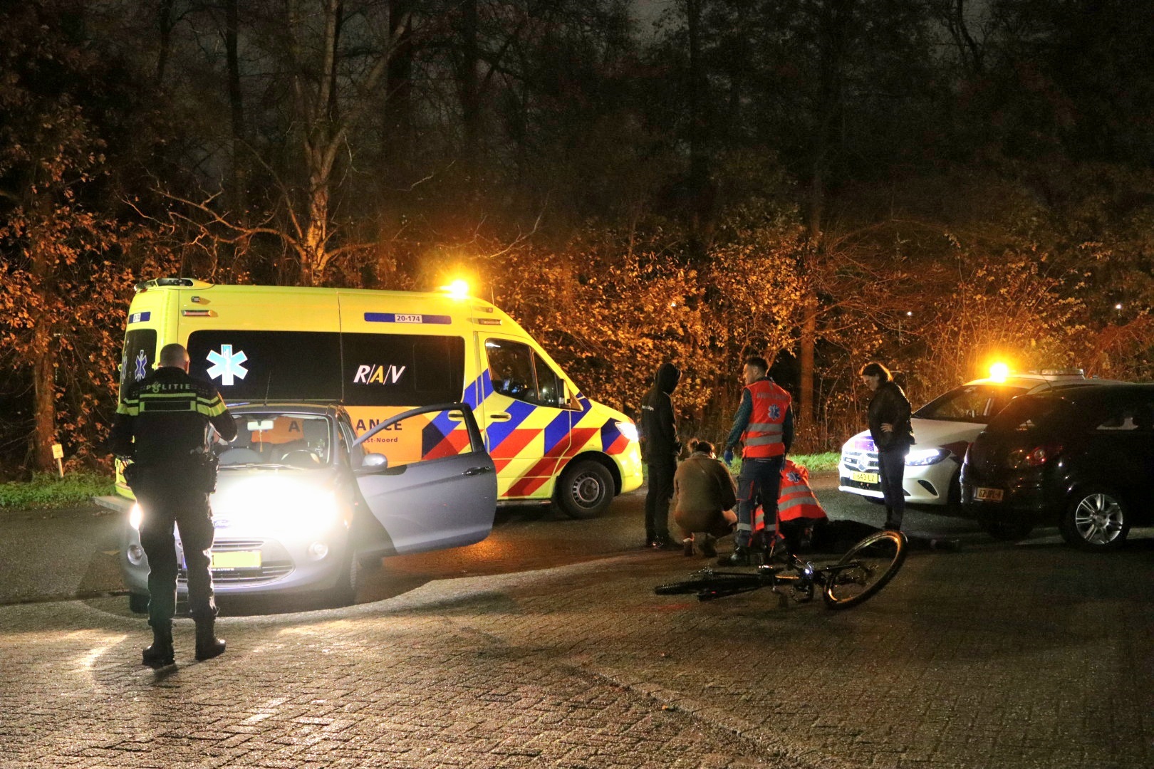 Fietser lichtgewond na botsing met auto