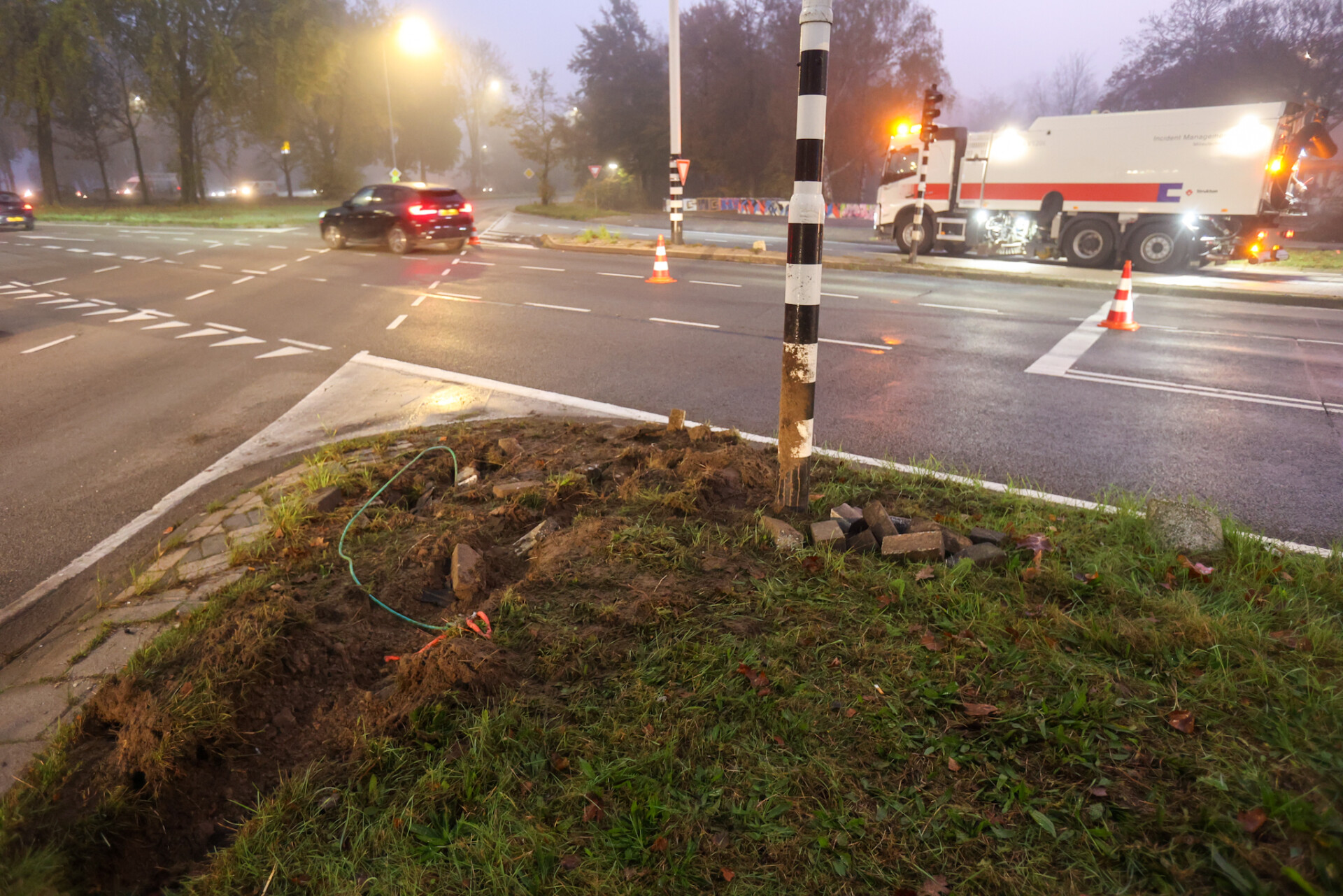Automobilist ramt verkeerslicht en vlucht, verkeershinder in de spits