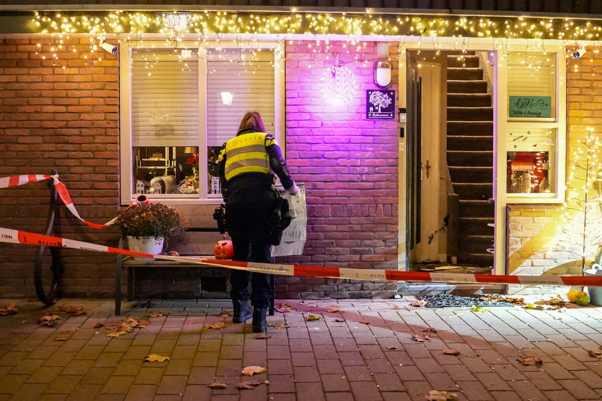 Veel schade aan voordeur na explosie bij woning