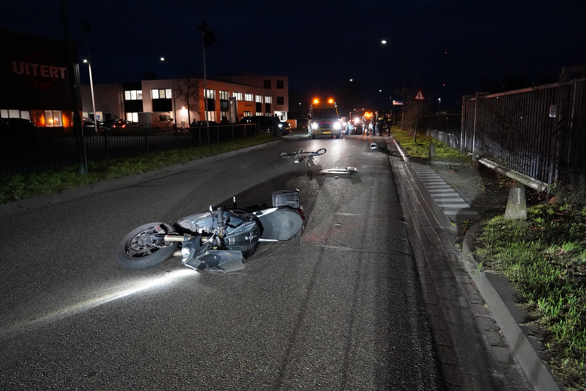 Fietser en motorrijder gewond na aanrijding