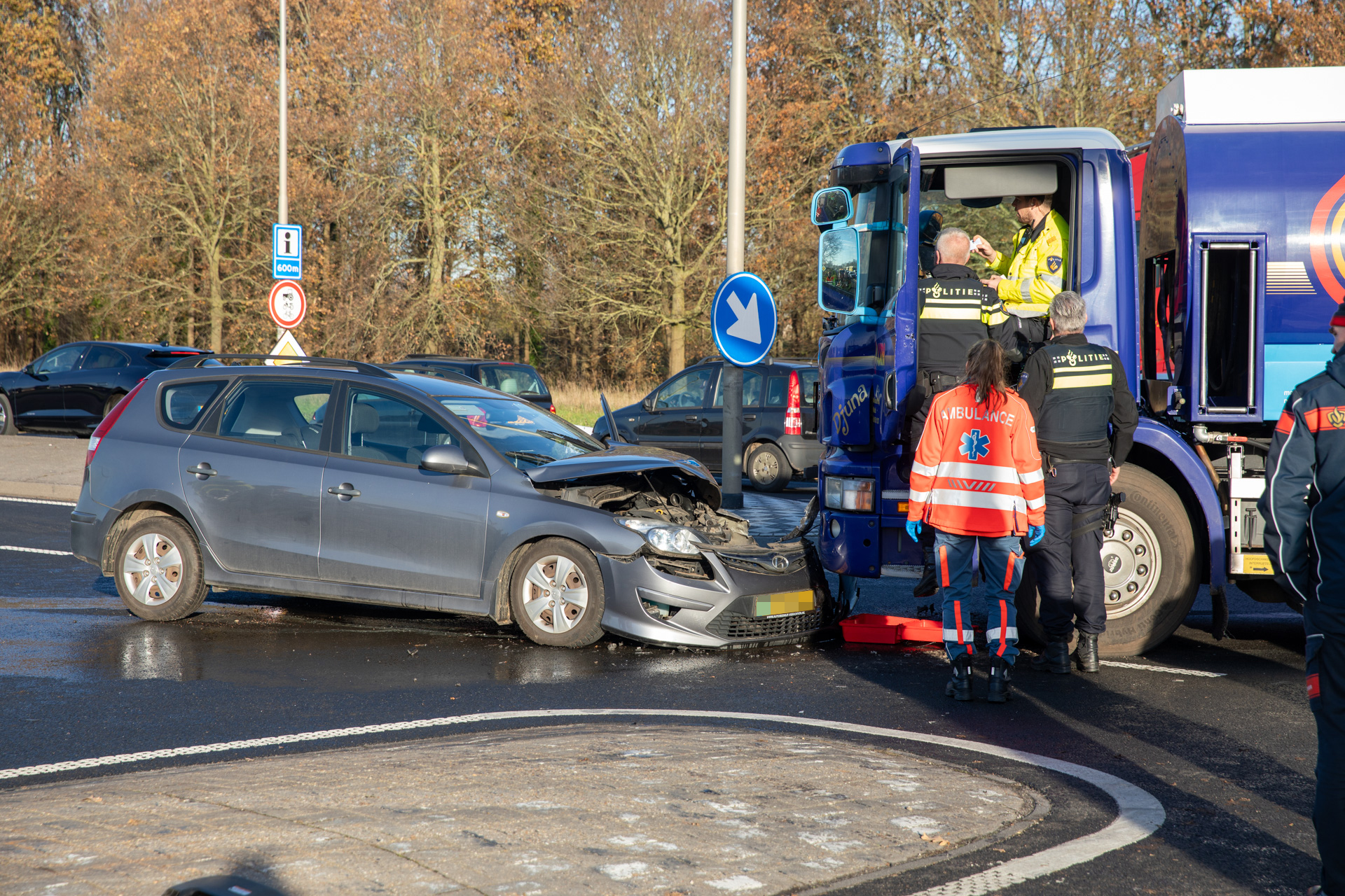 Twee gewonden na botsing met tankwagen