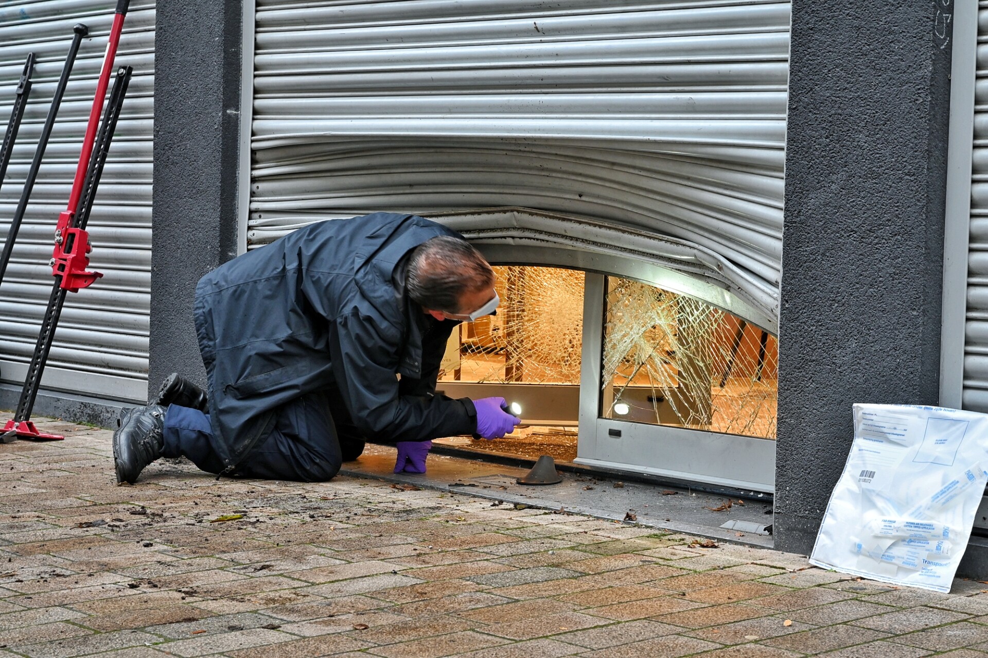 Ramkraak gepleegd bij juwelier, daders laten gereedschap achter