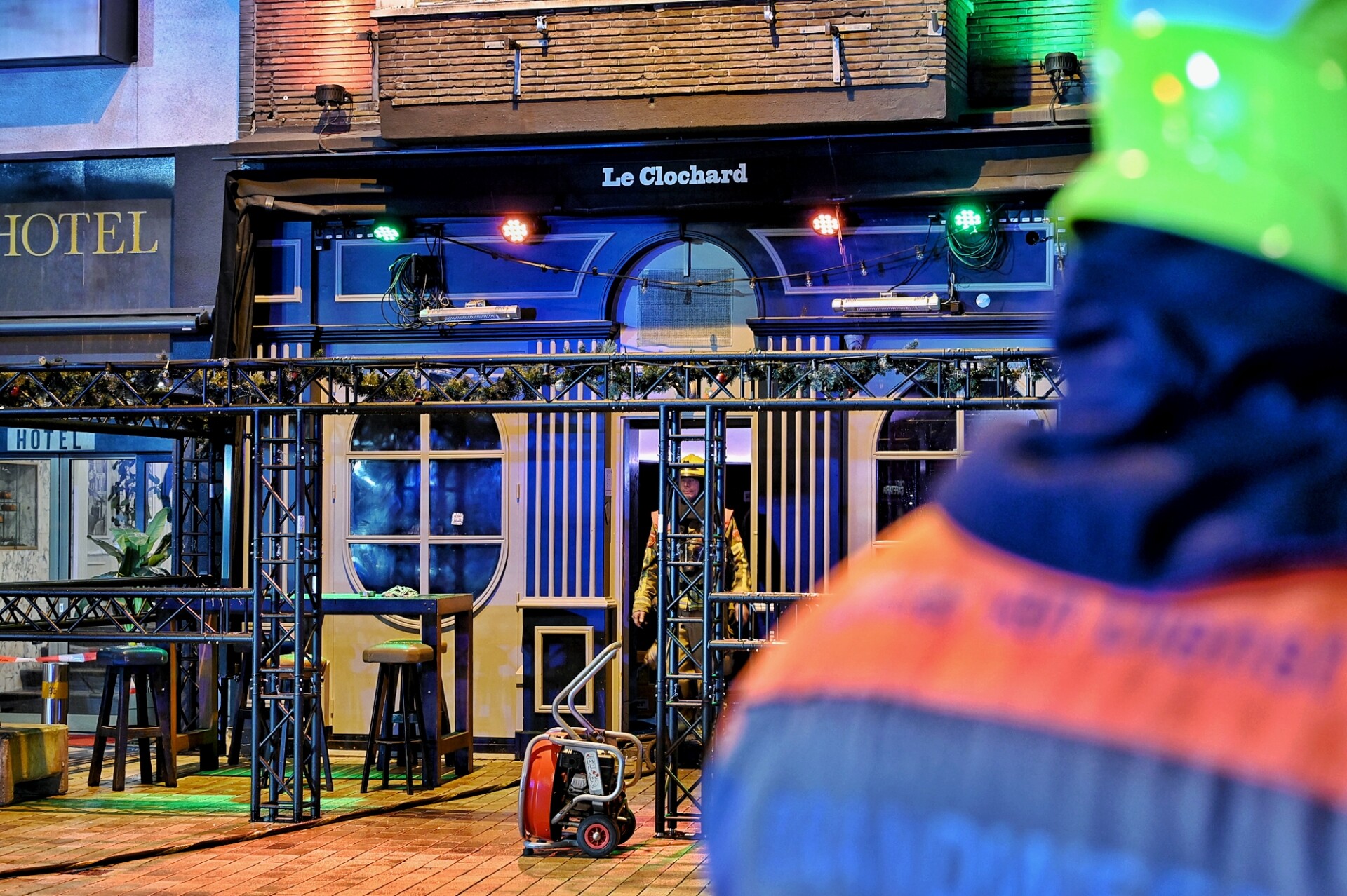 Brand boven feestcafé, meerdere panden ontruimd