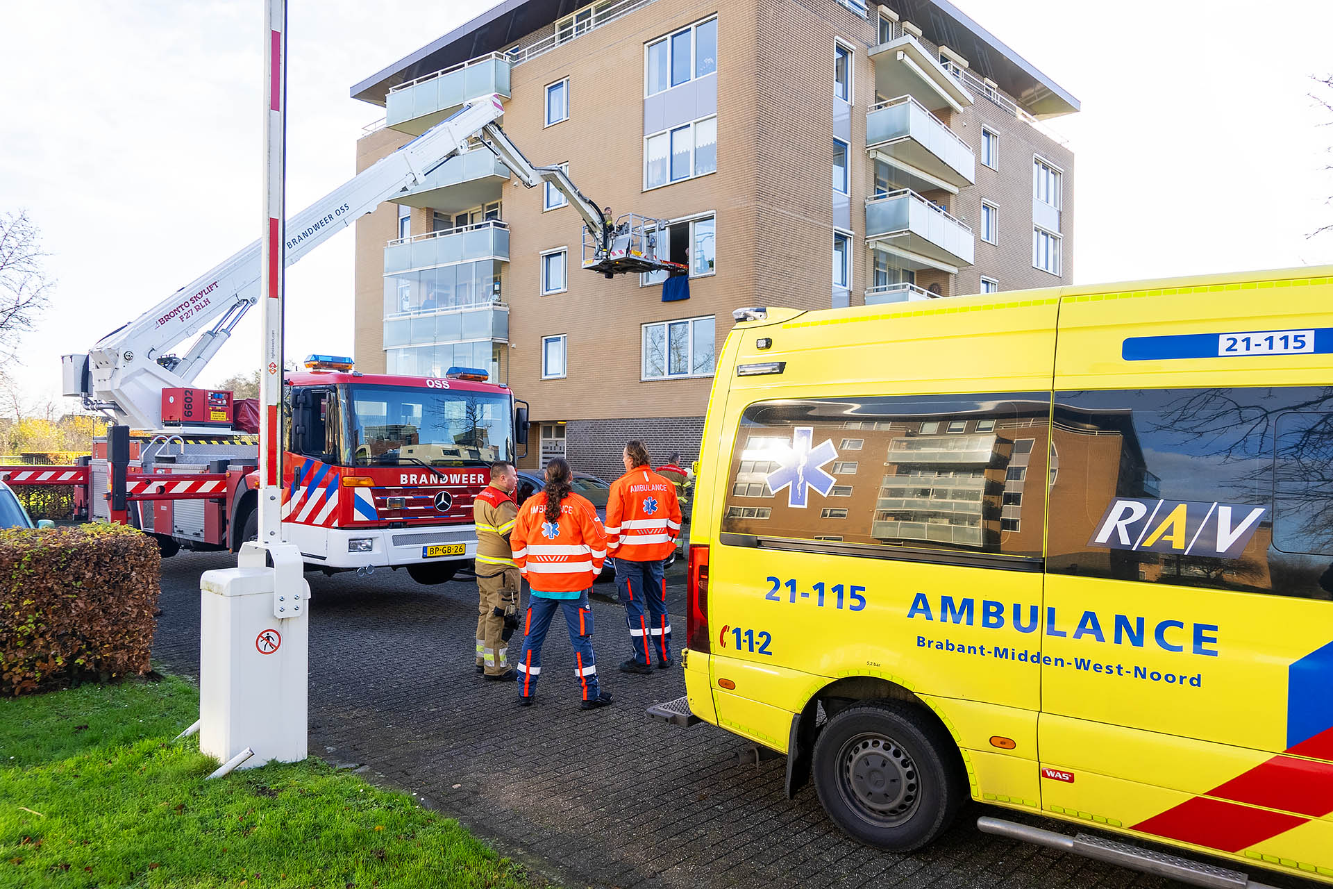Ambulancepersoneel met patiënt vast in lift