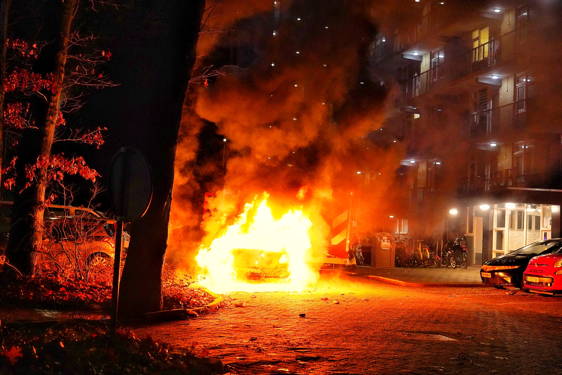 Geparkeerde auto door brand verwoest,