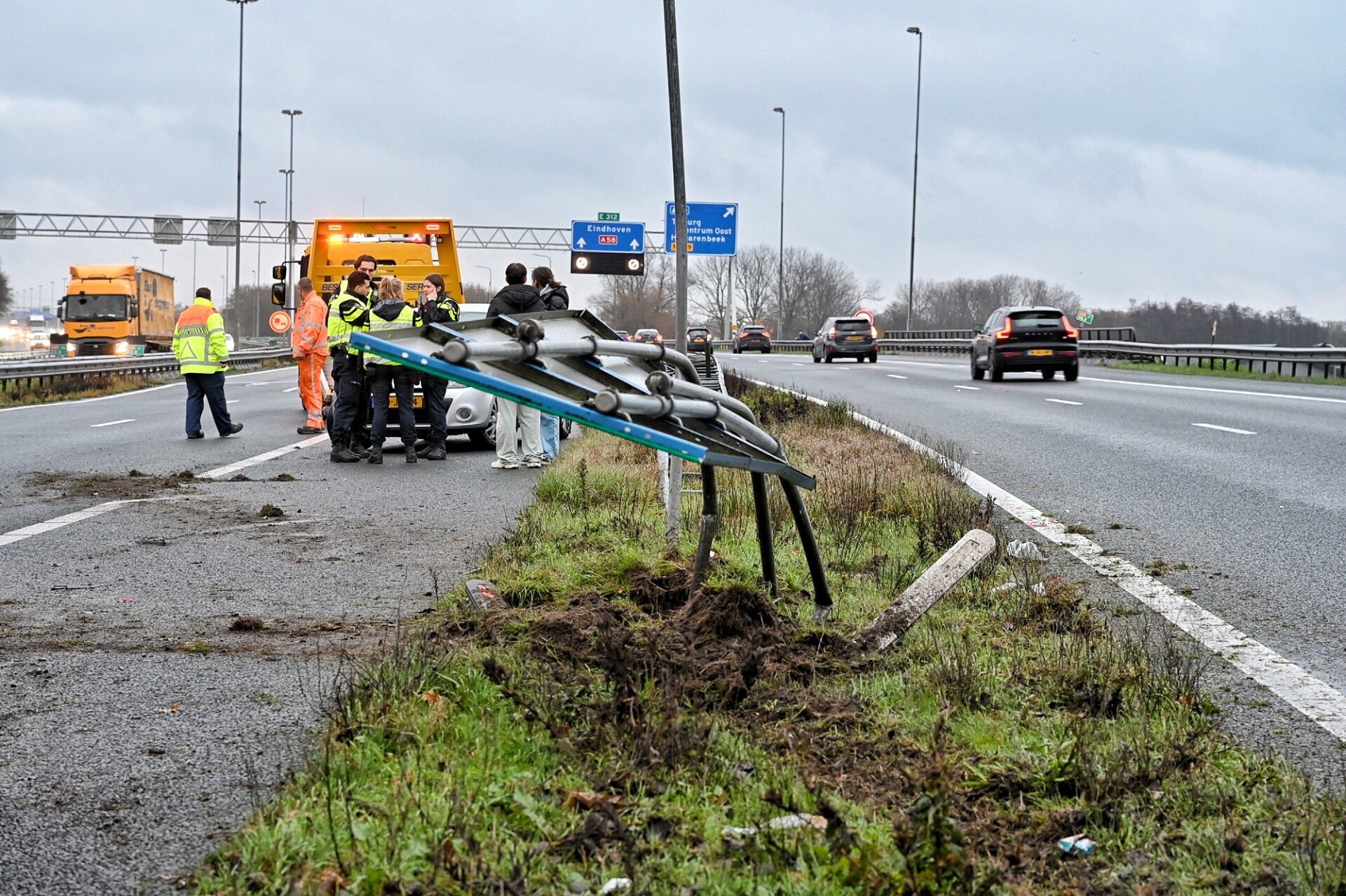 Rijbaan A58 dicht na ongeval tussen twee auto’s
